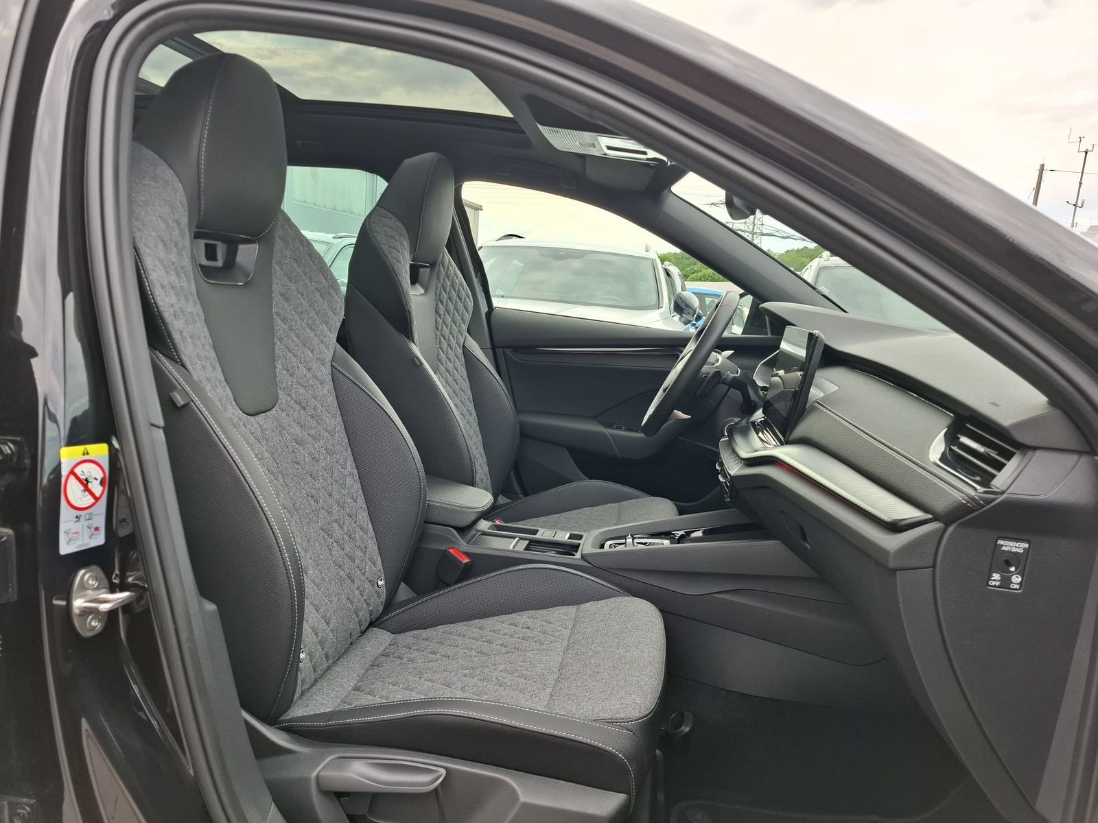 Fahrzeugabbildung SKODA Octavia 1.5 DSG Sportline PANO*MATRIX*AHK*5J.GAR