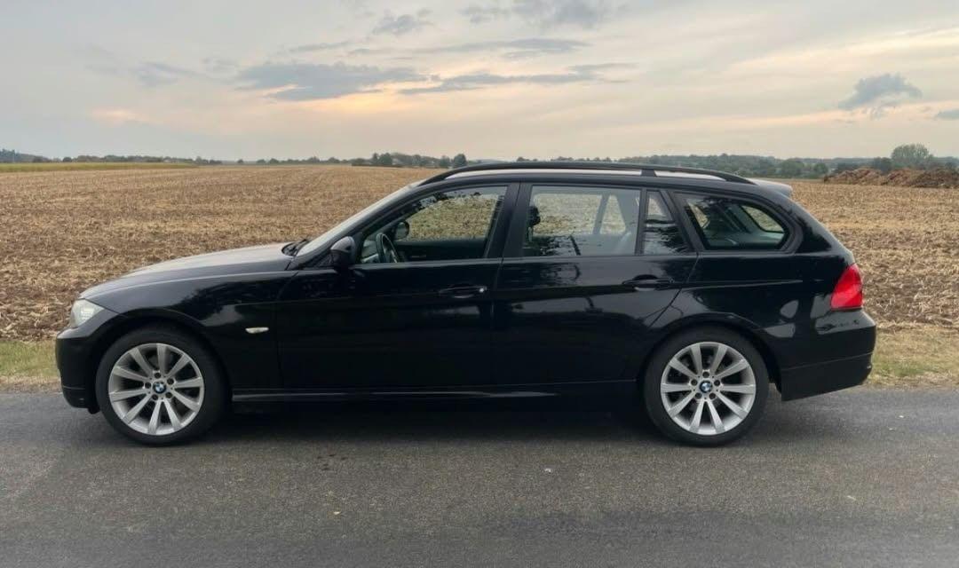 BMW 320 2009 — rear view