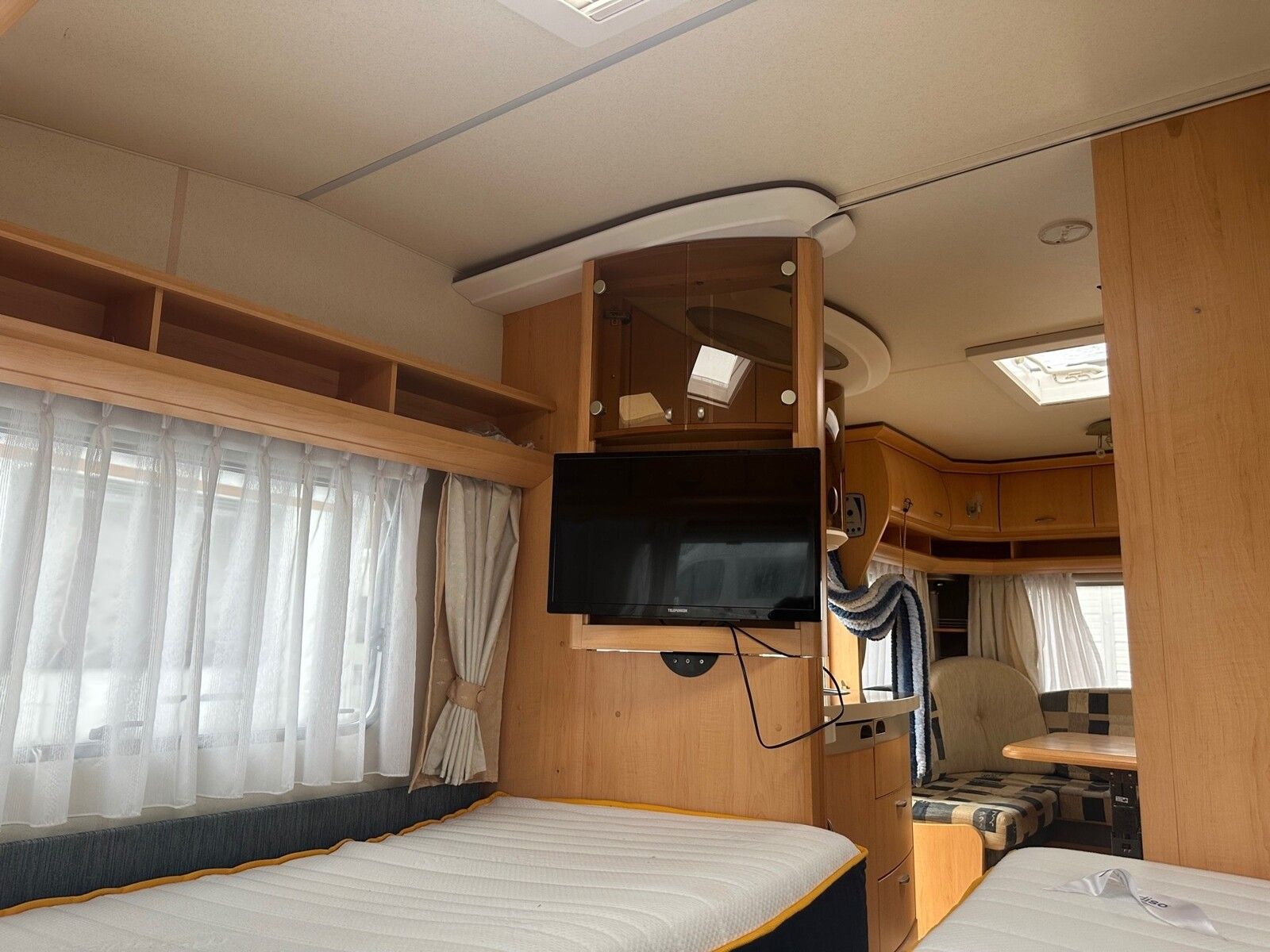 Fahrzeugabbildung Hobby De Luxe 495 UL Fahrradträger,Mover,Einzelbetten