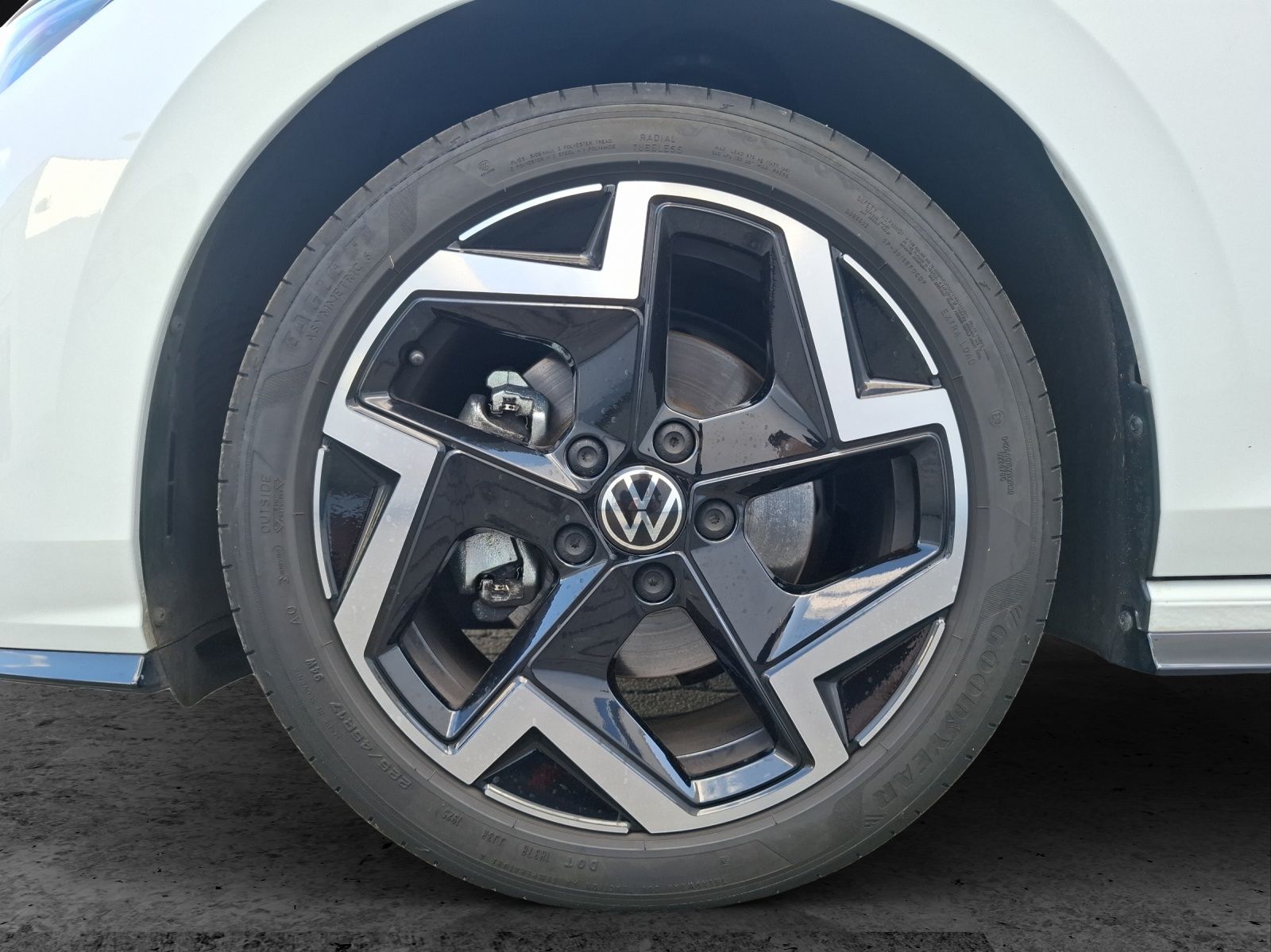 Fahrzeugabbildung Volkswagen Golf VIII TSI R-Line Standhzg. LEDplus APP H&K A