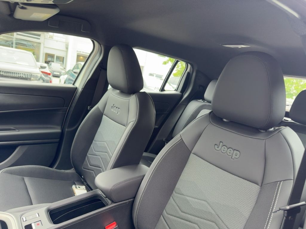 Fahrzeugabbildung Jeep Avenger e-Hybrid Altitude NAVI ELEKTR HECK WINTE