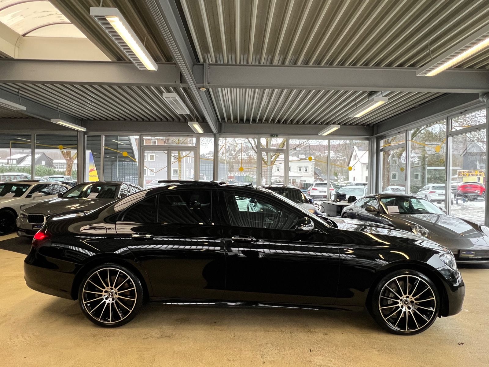 Fahrzeugabbildung Mercedes-Benz E 400 d 4Matic AMG LINE *PANO*designo-manufaktur