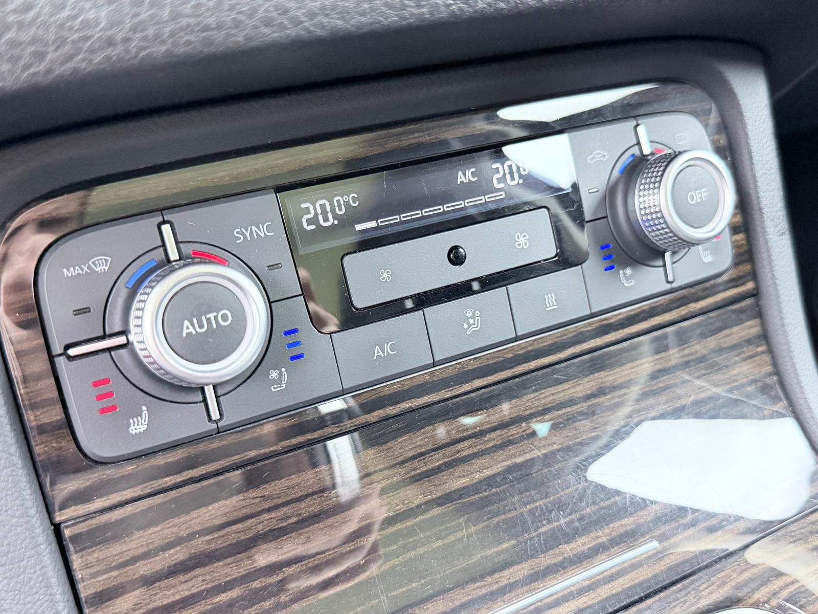 Fahrzeugabbildung Volkswagen Touareg 3.0 TDI 4M/LUFT/STANDHZ/PANO/AHK/360°/AC