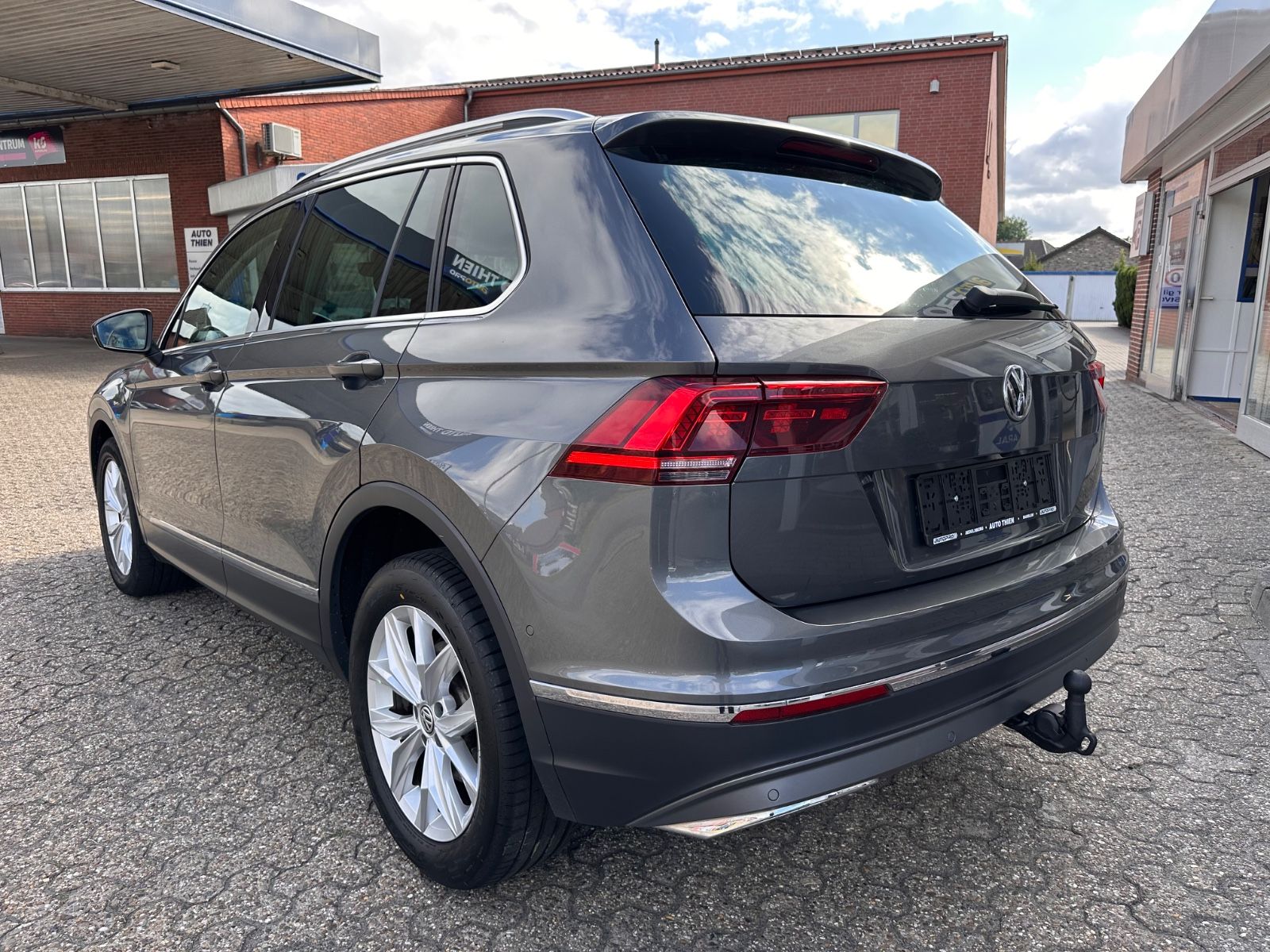 Fahrzeugabbildung Volkswagen Tiguan 2.0 TDI 4M Highline DSG AHK/HUD/Navi/LED