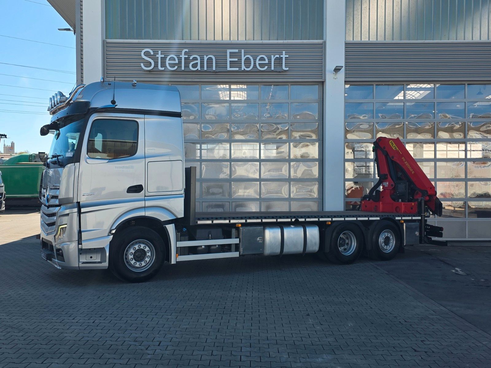 Fahrzeugabbildung Mercedes-Benz Actros 2551 L 6x2 Palfinger PK22002 Funk Solo
