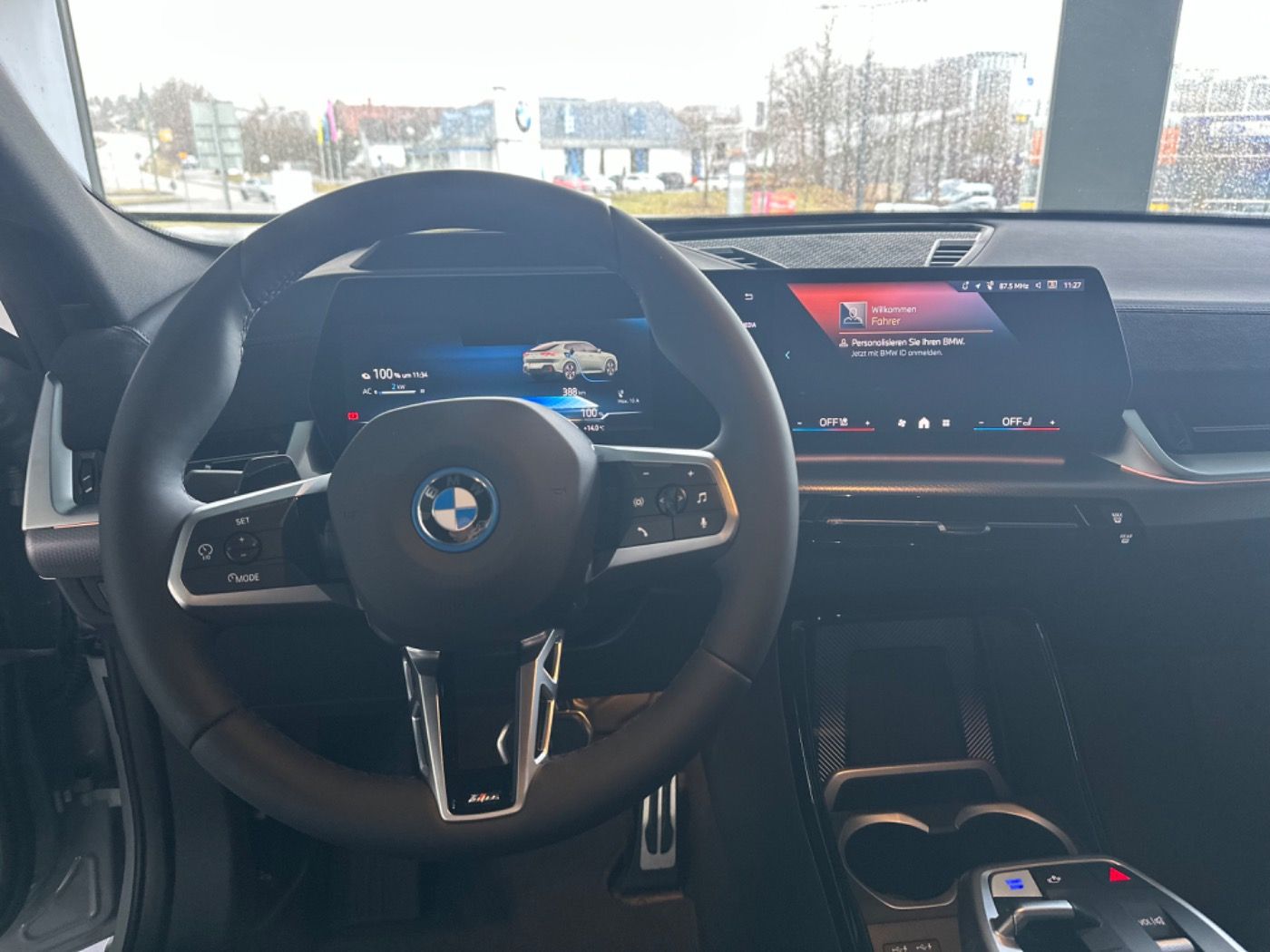 Fahrzeugabbildung BMW iX2 xDrive30 M-Sportpaket DA-PROF/HUD/HK-HiFi