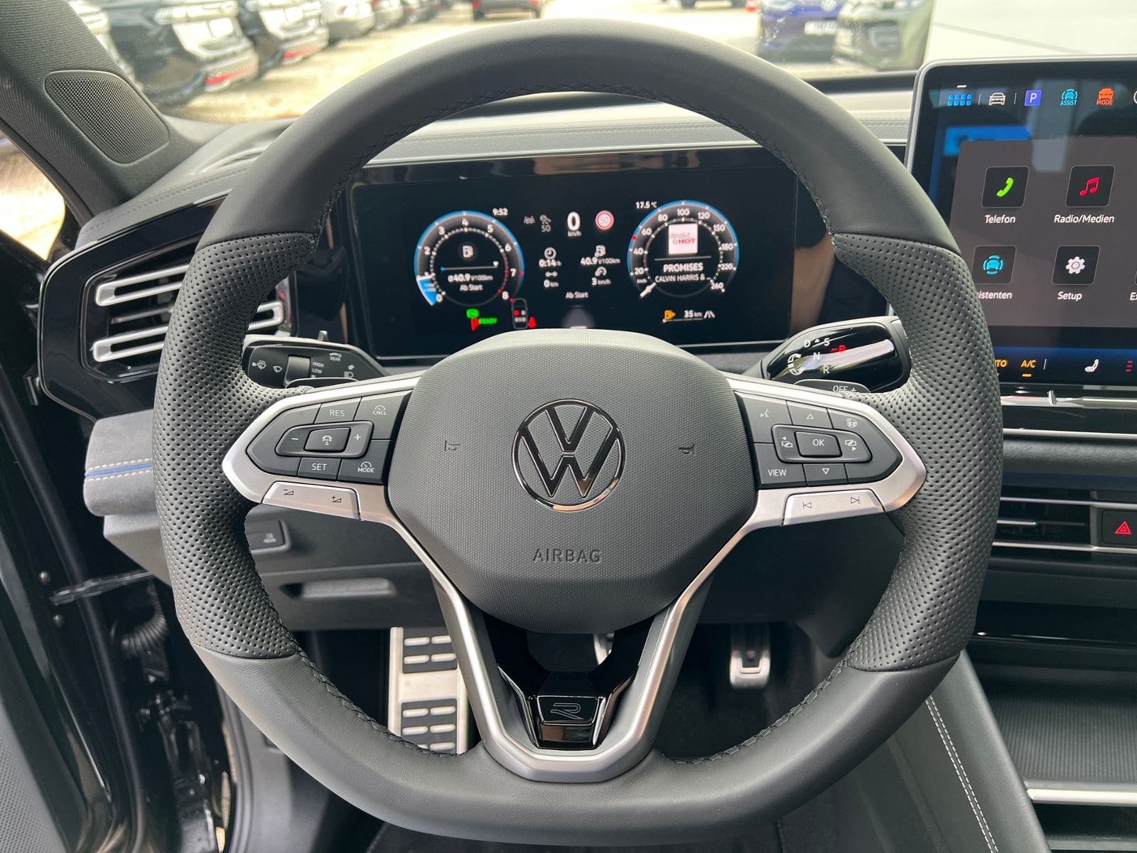 Fahrzeugabbildung Volkswagen Tiguan R-Line 1.5 eTSI DSG *AHK, IQ.Light, ACC,