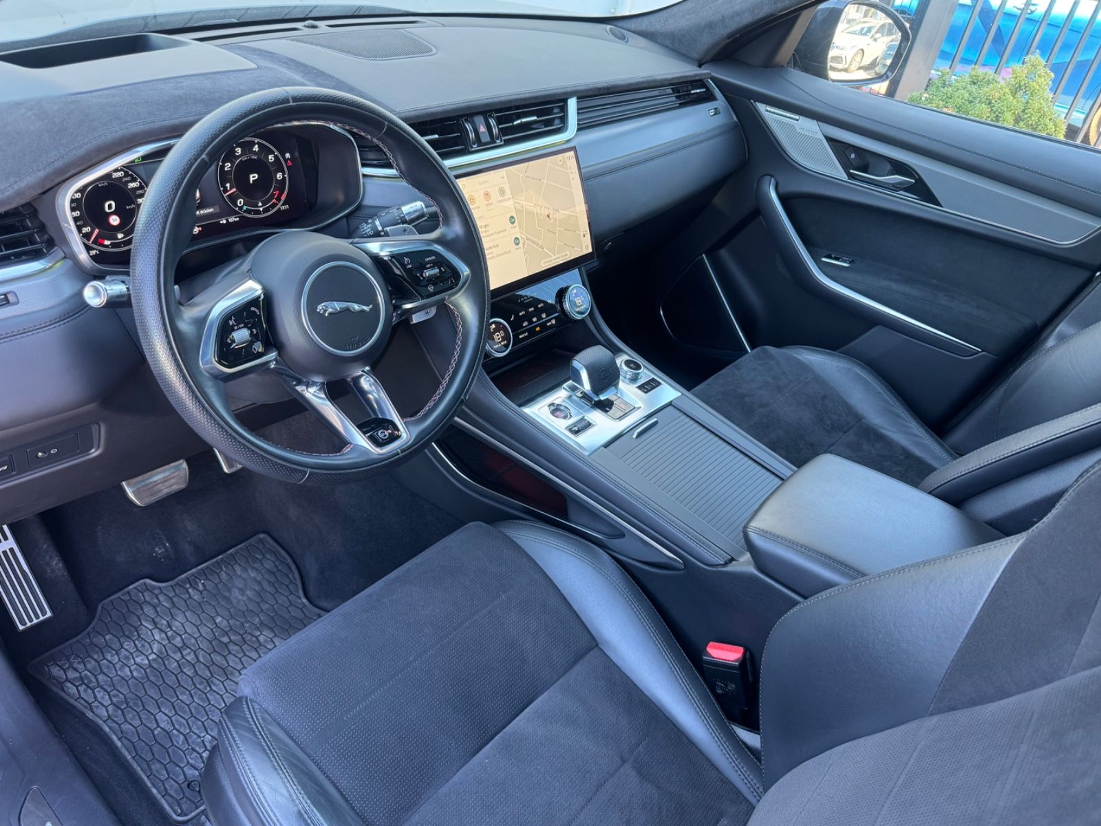 Fahrzeugabbildung Jaguar F-PACE SVR /PANO/MERIDIAN/360°KAM/HUD/AMBIENTE