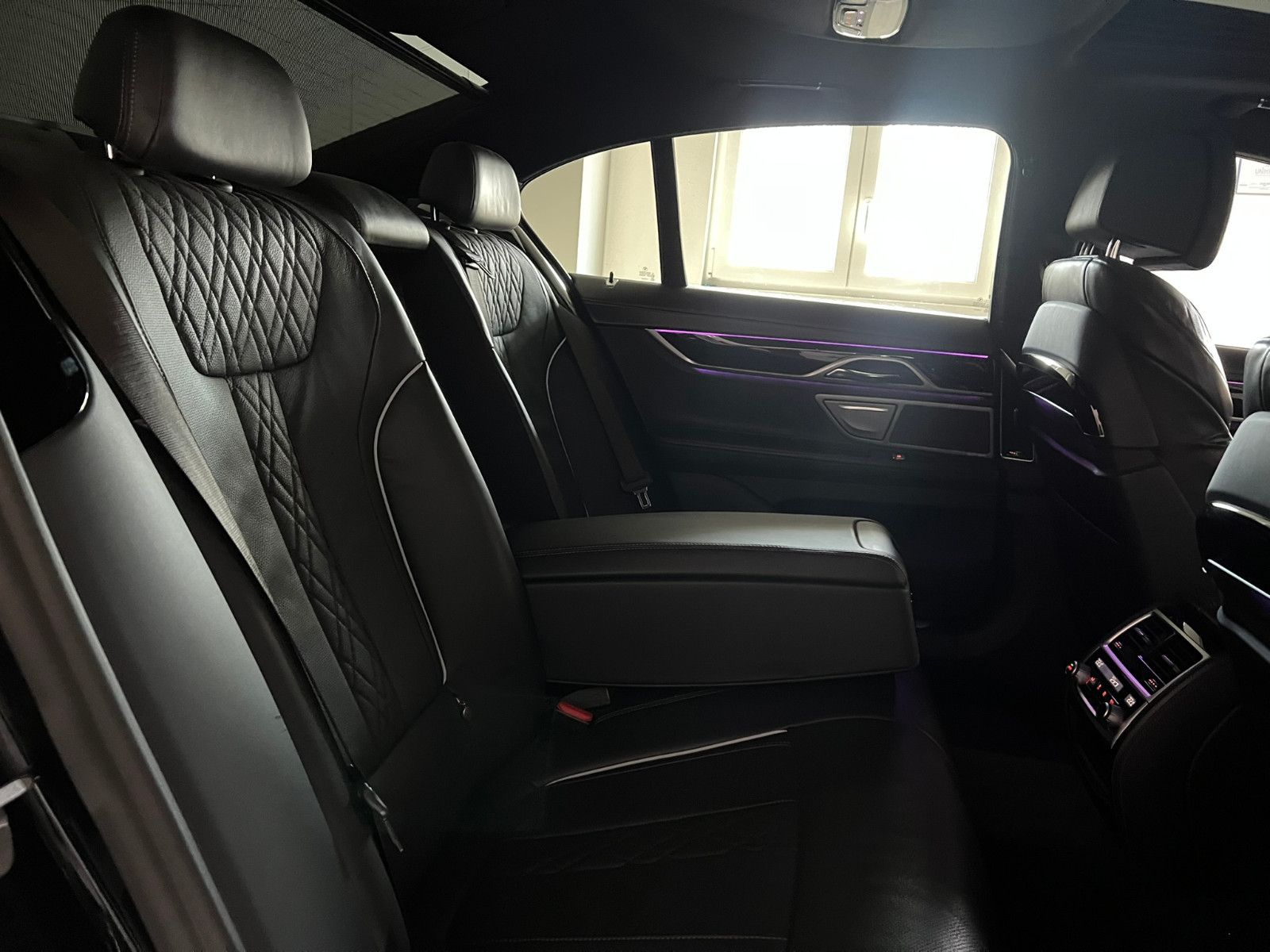 Fahrzeugabbildung BMW 750 d xDrive M SPORT/LASER/TOP VIEW/MASSAGE/19%