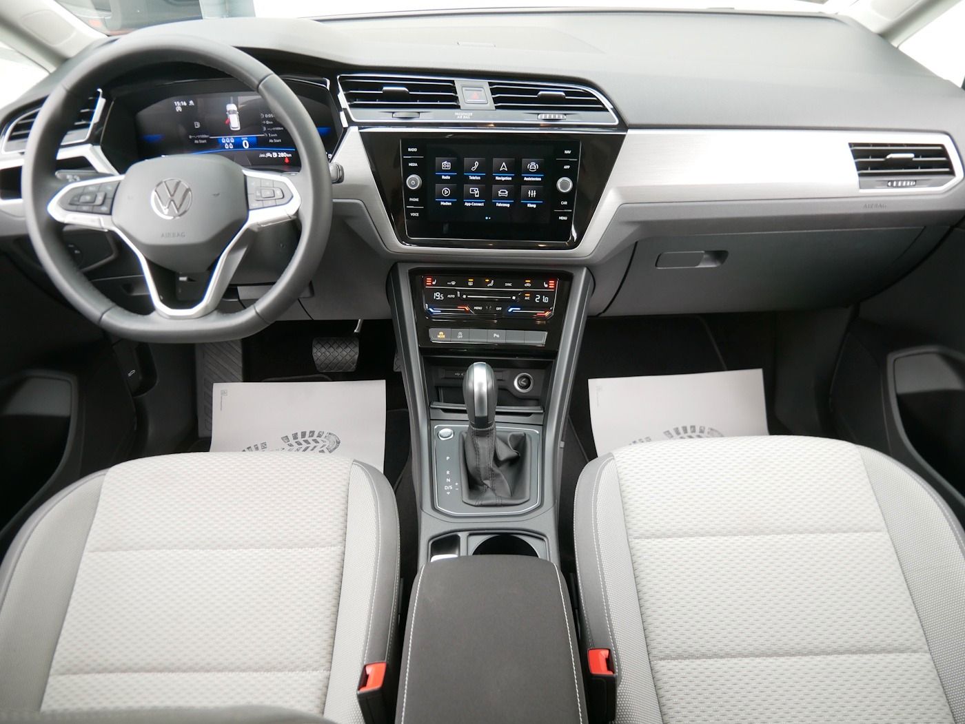 Fahrzeugabbildung Volkswagen Touran 1.5 Comfortline NEU49T 7-Sitzer AHK Kamer