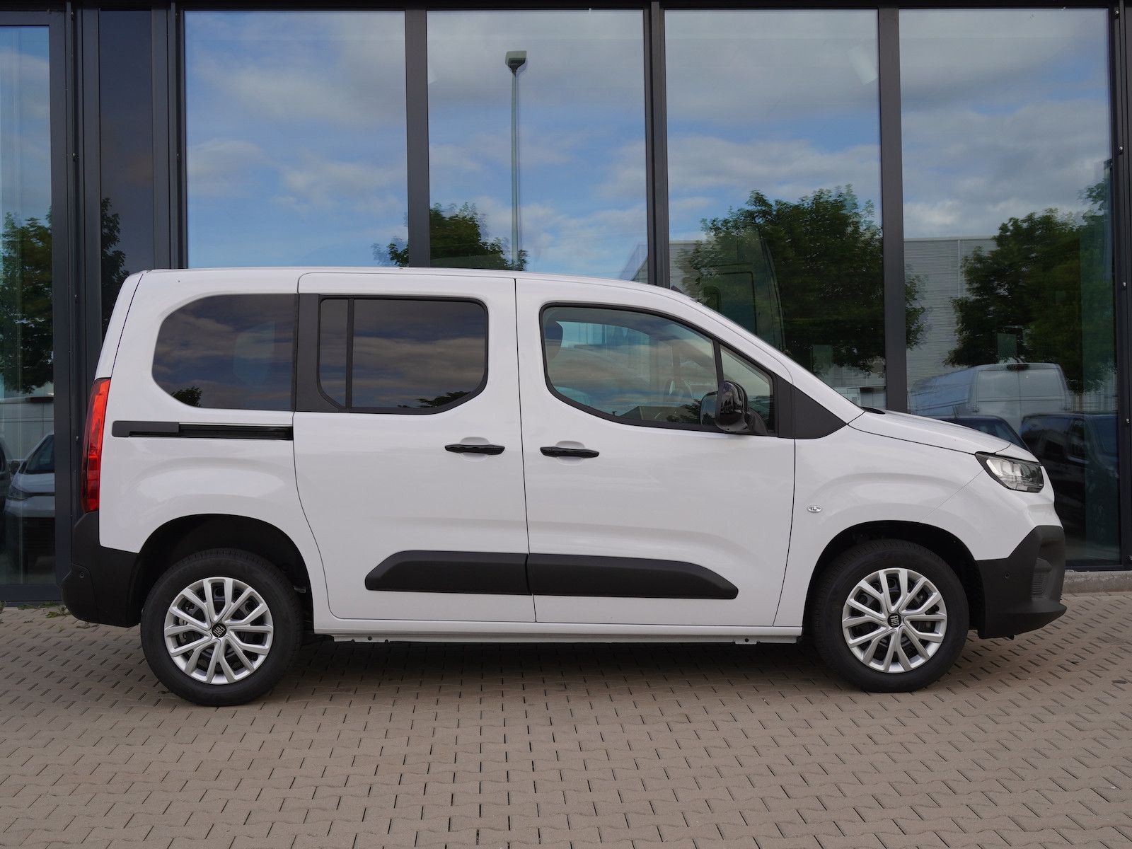 Fiat Doblo Kombi 1.5 130 AT / Navi + Keyless Go imagem 3