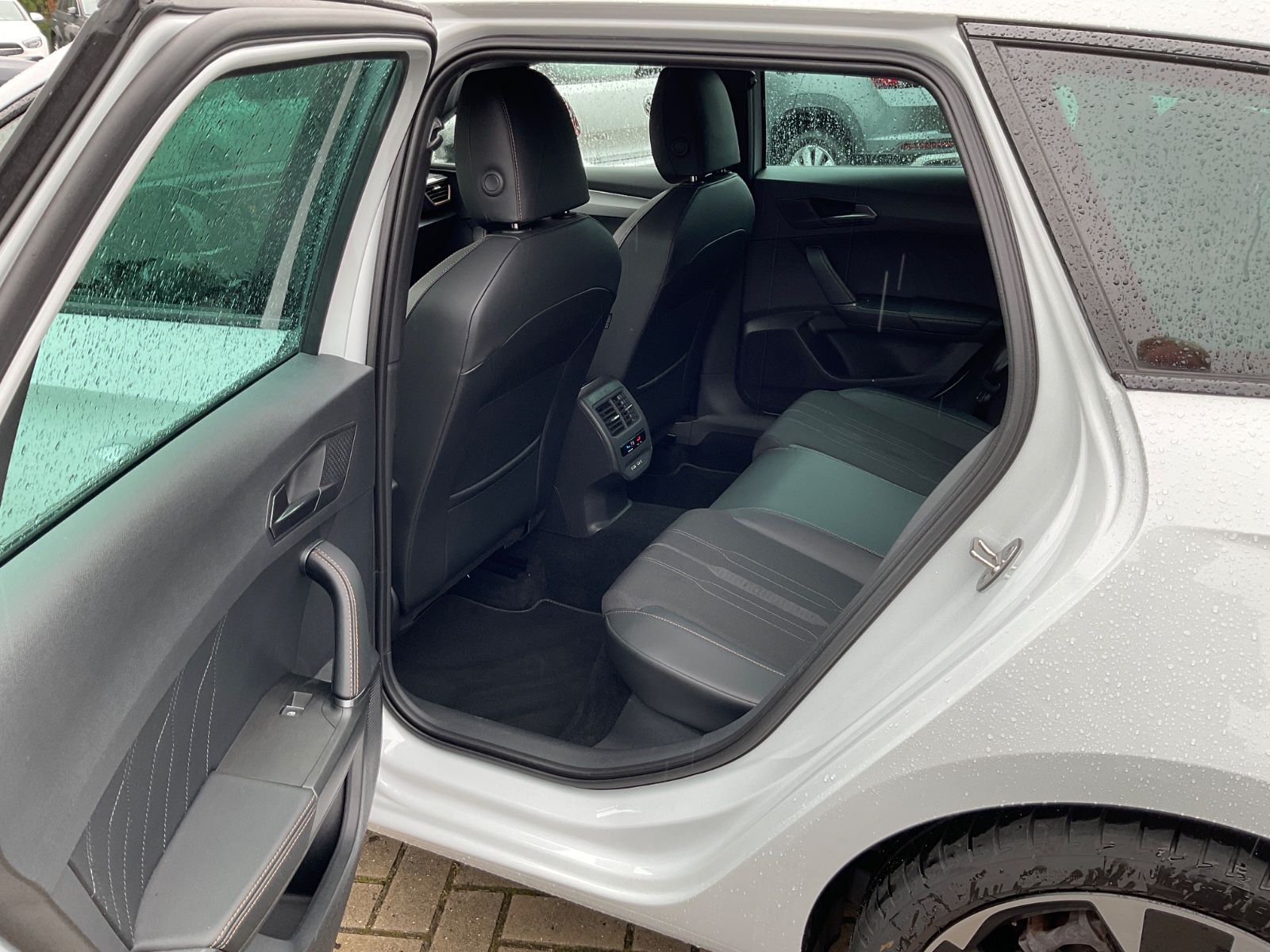Fahrzeugabbildung CUPRA Leon Sportstourer 1.5 eTSI DSG,Kamera,18,LED
