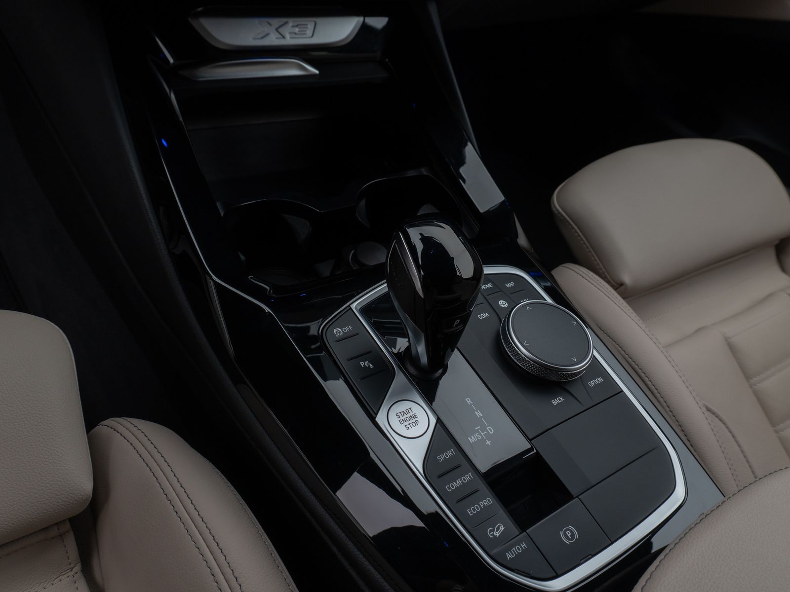 Fahrzeugabbildung BMW X3 xD30d M Sport Kamera DAB HiFi AHK Komfort 20"