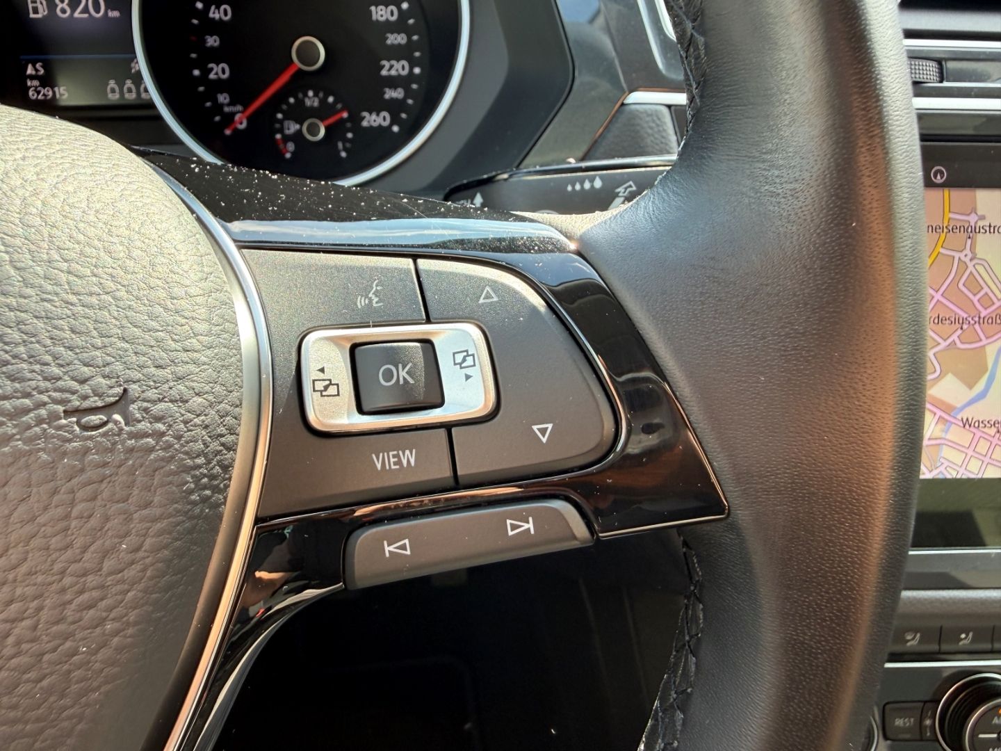 Fahrzeugabbildung Volkswagen Tiguan Comfortline ACC Navi LED PDC RFK WiPa Sic