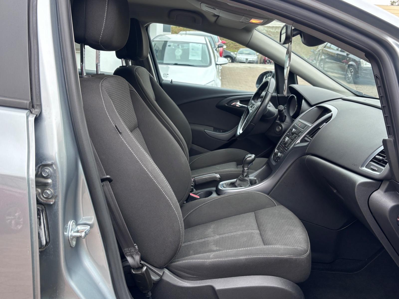Opel Astra 2014 — photo 13