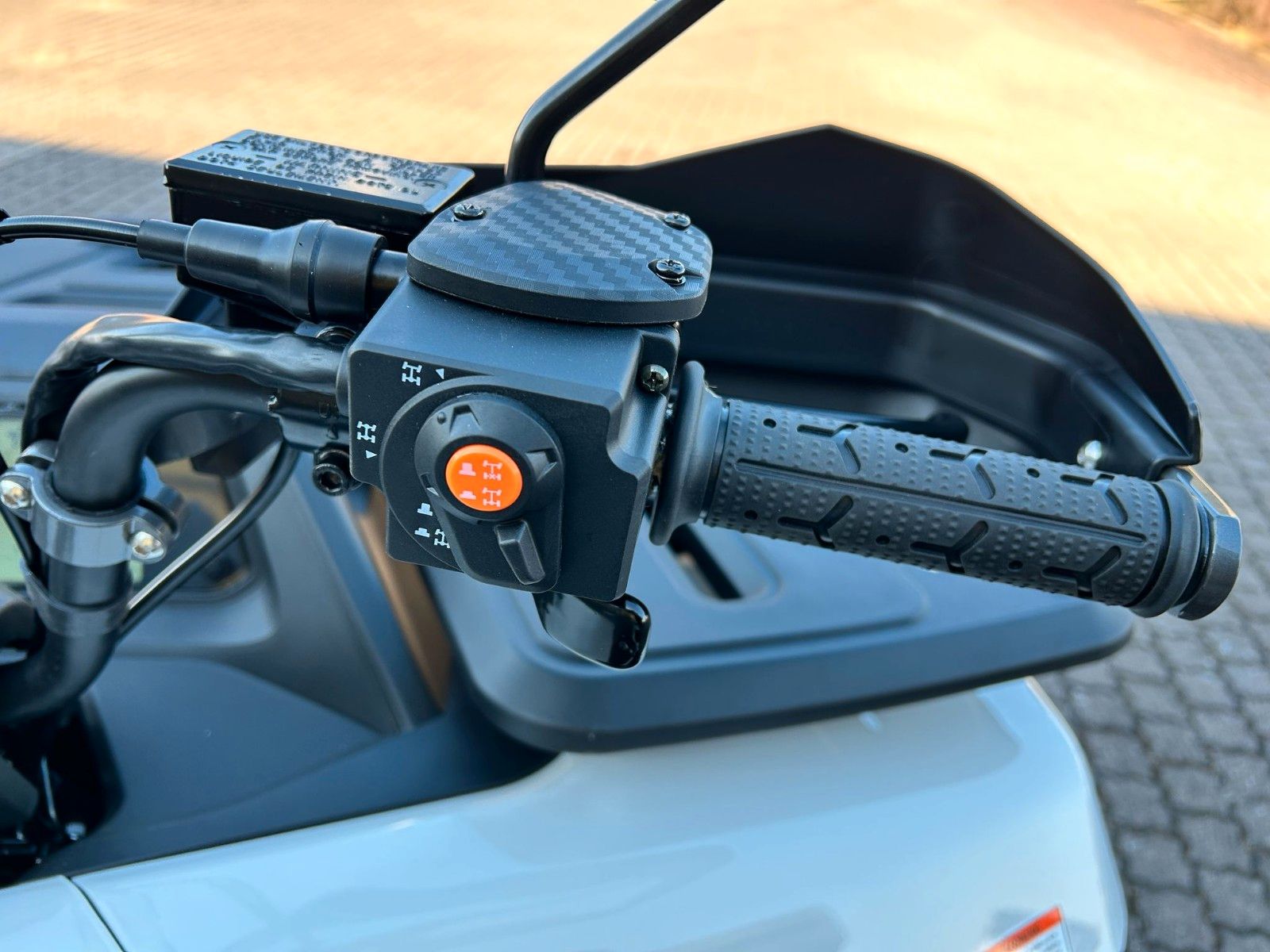 Fahrzeugabbildung Segway SNARLER AT5 L DLX 2025 weiß-rot