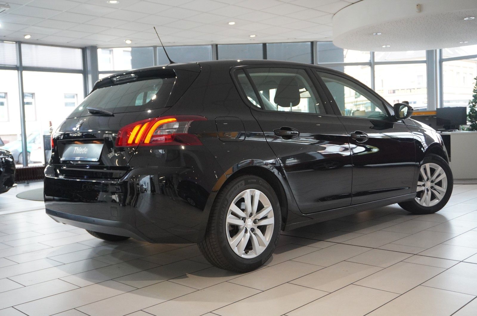 Fahrzeugabbildung Peugeot 308 LIM. 1.2T ACTIVE PACK NAVI/LED/TEMP./DAB+