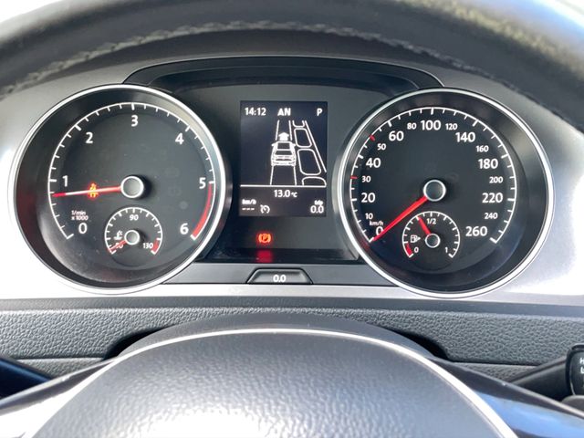 Volkswagen Golf VII Lim. 1.6 TDI DSG*NAVI*PARKPILOT*SHZ*