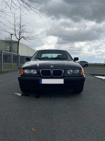 BMW 320i Limousine - E36