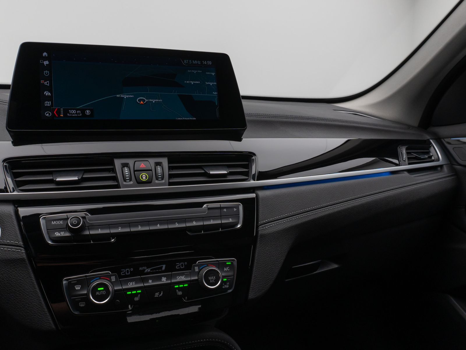 Fahrzeugabbildung BMW X1 xD25e SportLine Kamera HUD DAB HiFi AHK Alarm