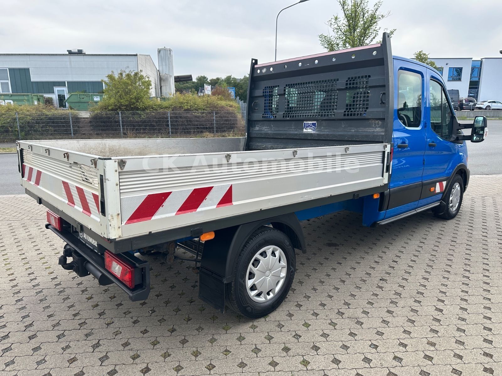 Fahrzeugabbildung Ford Transit Pritsche 350 L3 DoKa Trend/7 Sitze/AHK