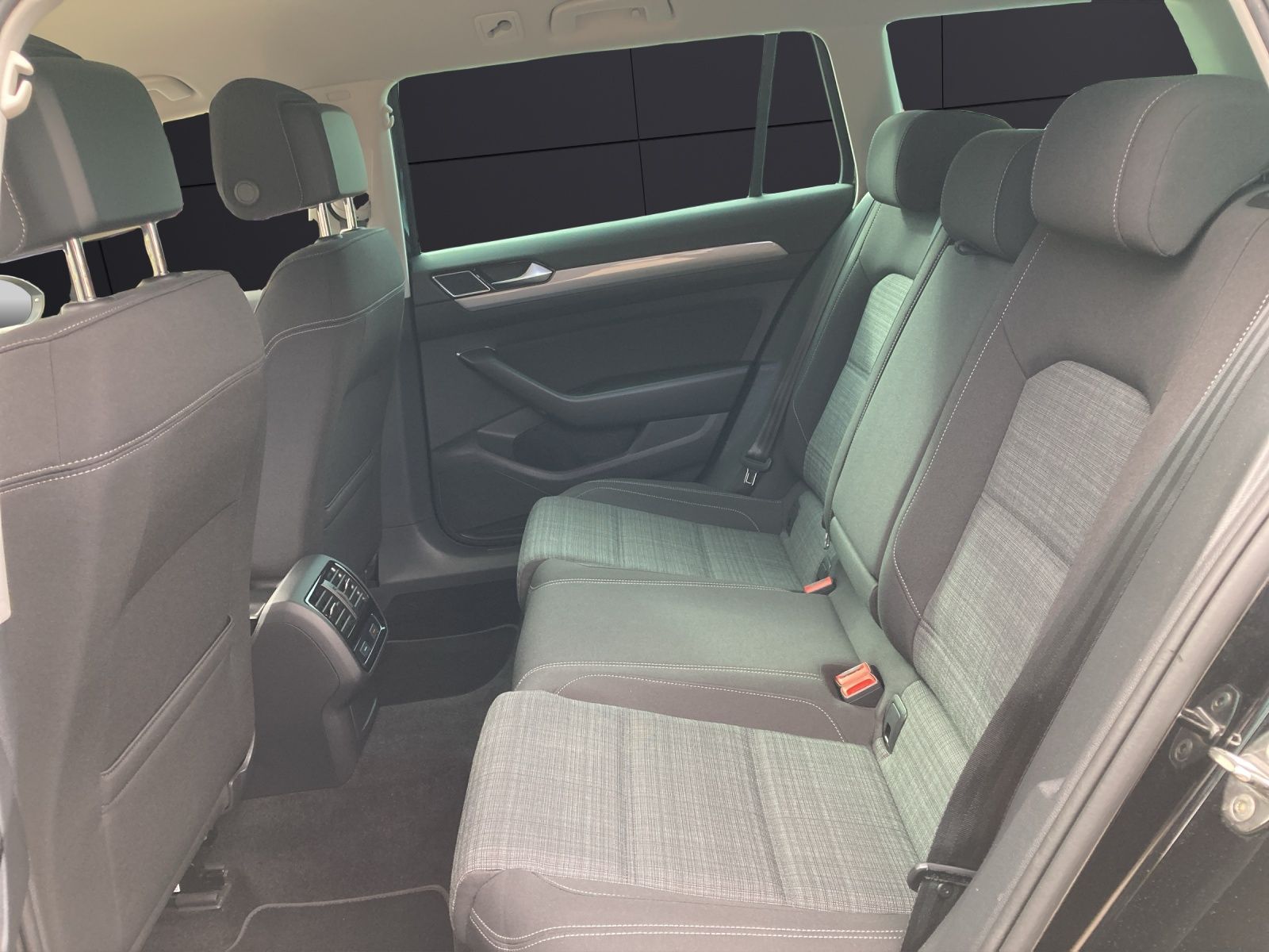 Fahrzeugabbildung Volkswagen Passat Variant BUSINESS TSI DSG LED Navi ACC SH