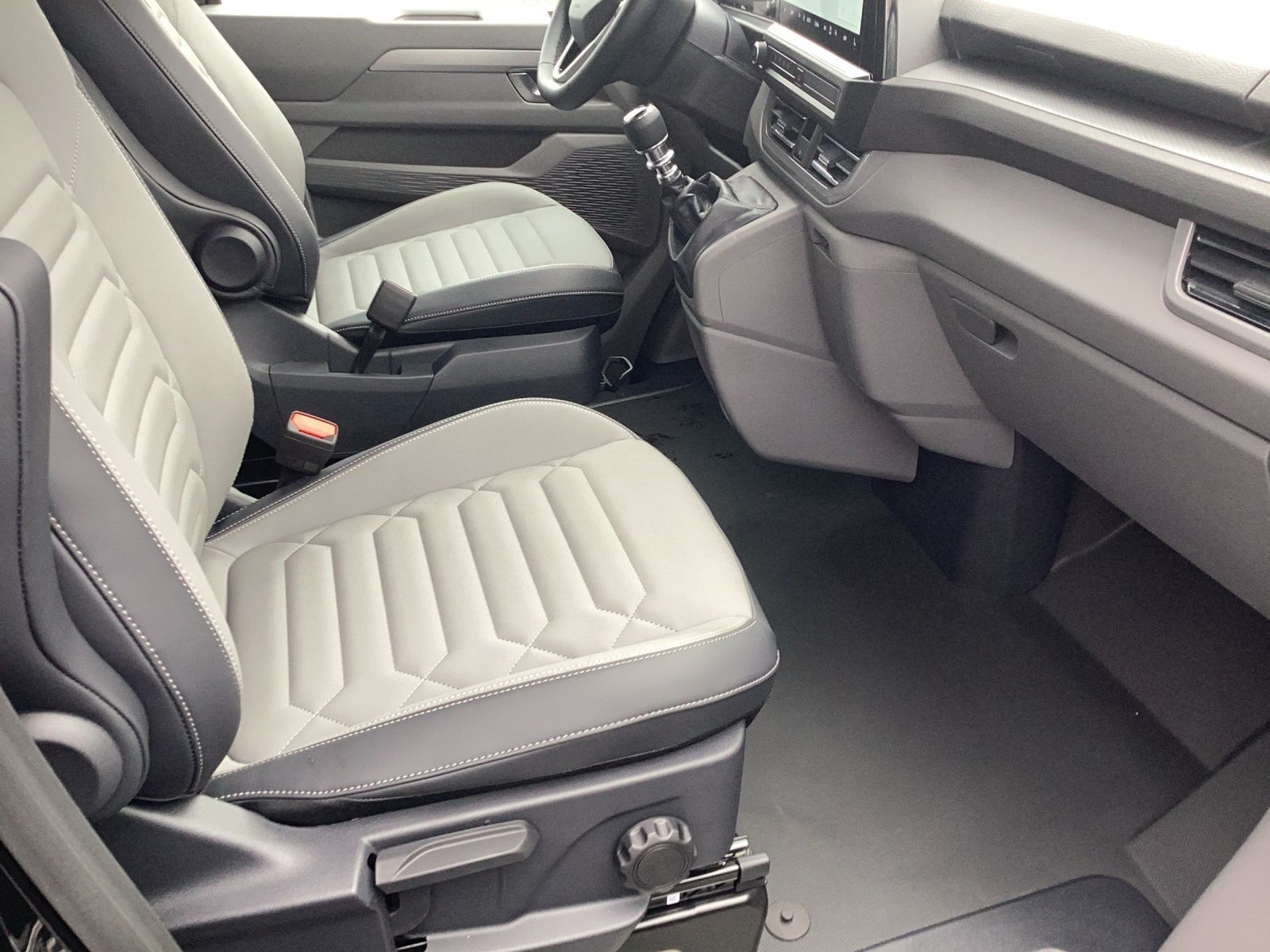 Fahrzeugabbildung Volkswagen T7 Transporter Kasten TDI 81 kW KR PDK LANE ASSI