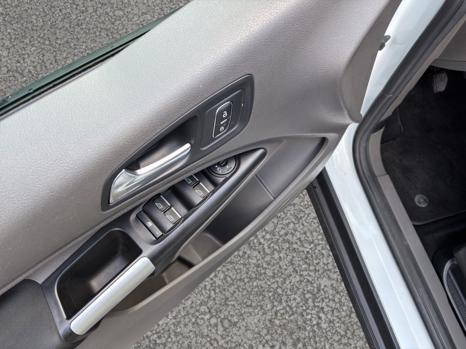 Fahrzeugabbildung Ford Grand Tourneo Titanium