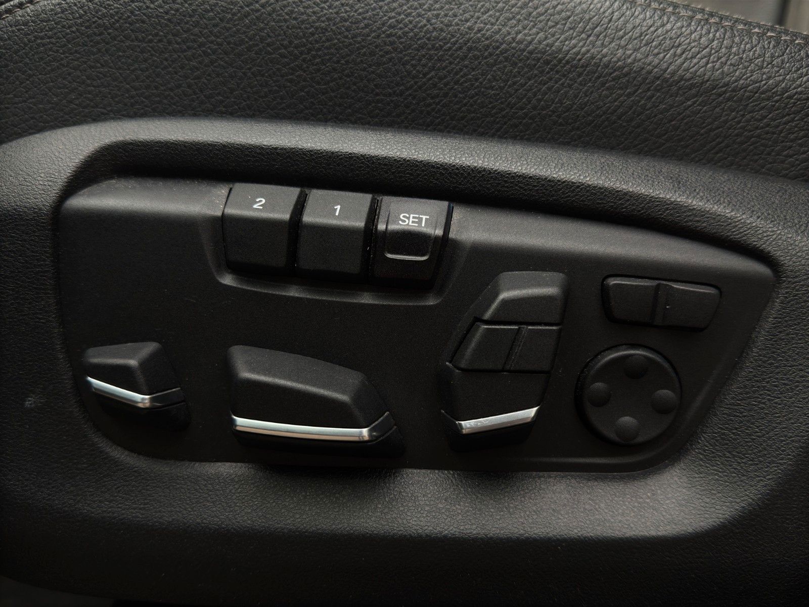 Fahrzeugabbildung BMW X6 xDrive Schiebedach/AHK/360°/M-Paket/H&K