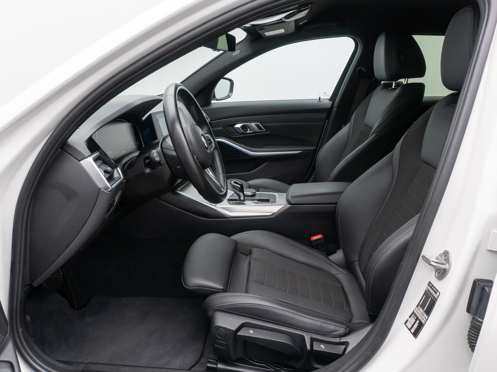 Fahrzeugabbildung BMW 330i Sport Line DAB Alarm MSport Lenkrhzg 19Zoll