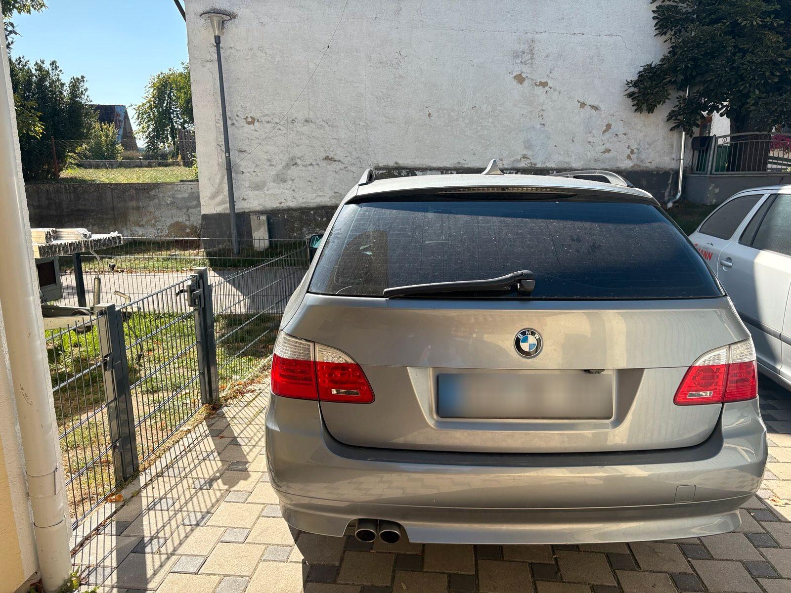BMW 525 2004 — rear view