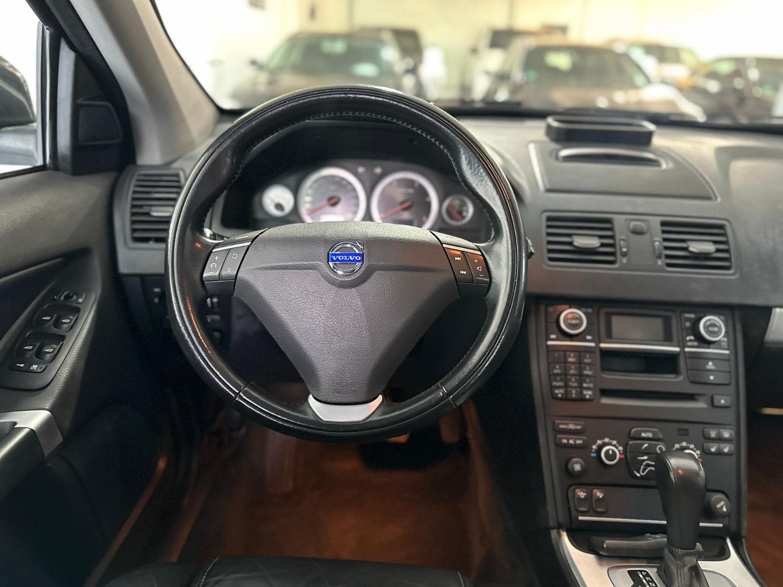 VOLVO XC90 2.4 D5 200 ch MOMENTUM GEARTRONIC 7 PLACES 4X4 - 1ère MAIN - ATTELAGE - TOIT - 194000 km
