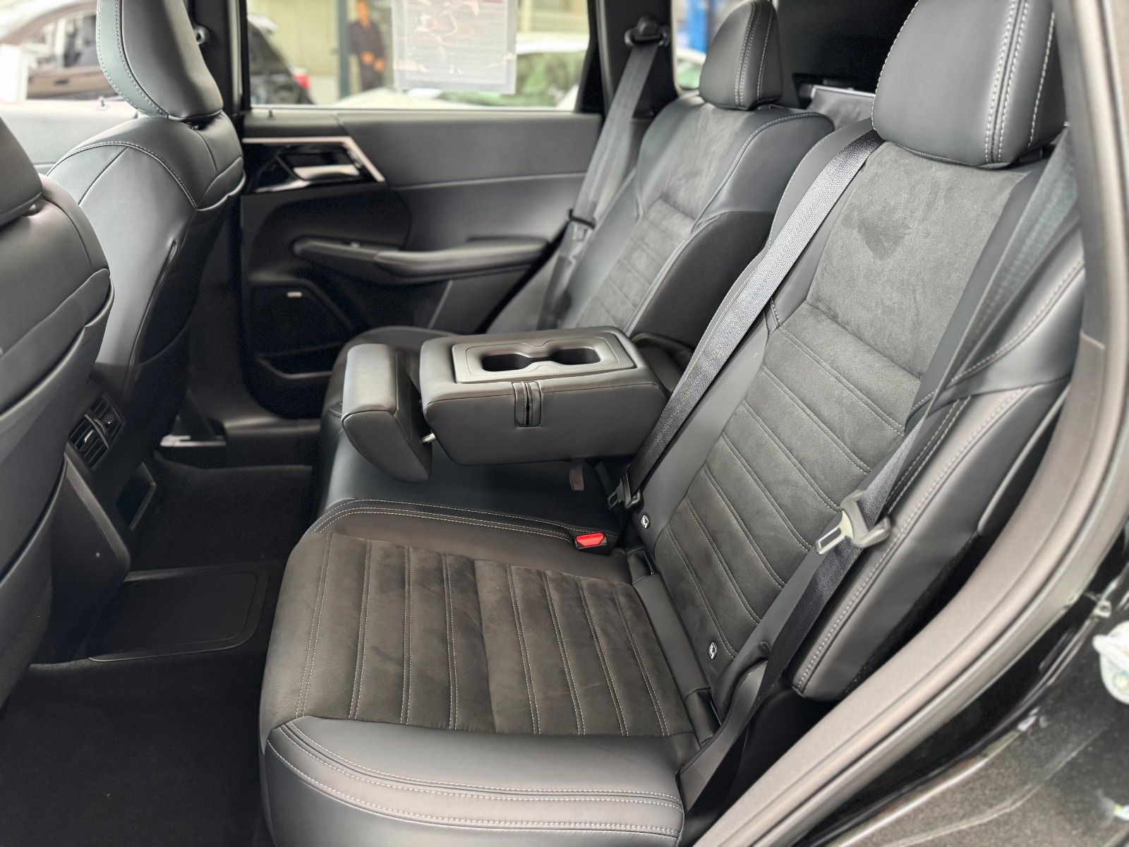 Fahrzeugabbildung Mitsubishi Outlander 2.4 PLUG-IN HYBRID 4WD Intro Edition