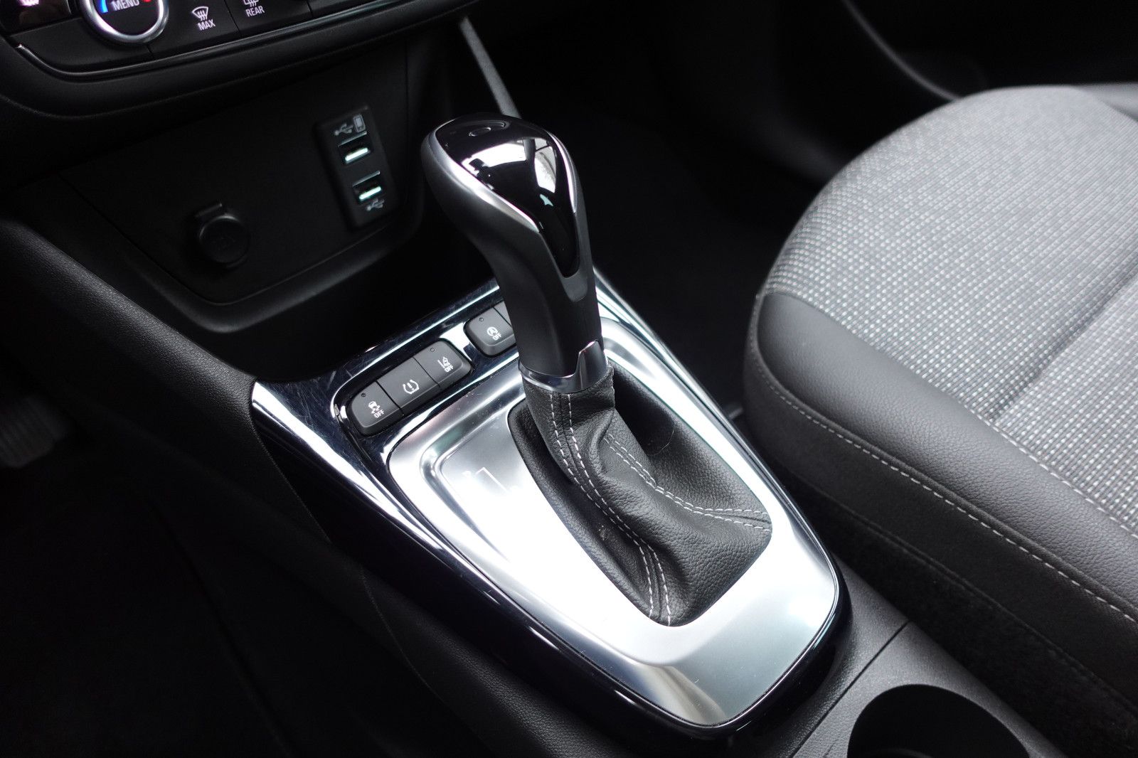 Fahrzeugabbildung Opel Crossland 1.2T AUTOMATIK,Navi,Kamera,Sitzhzg,LED