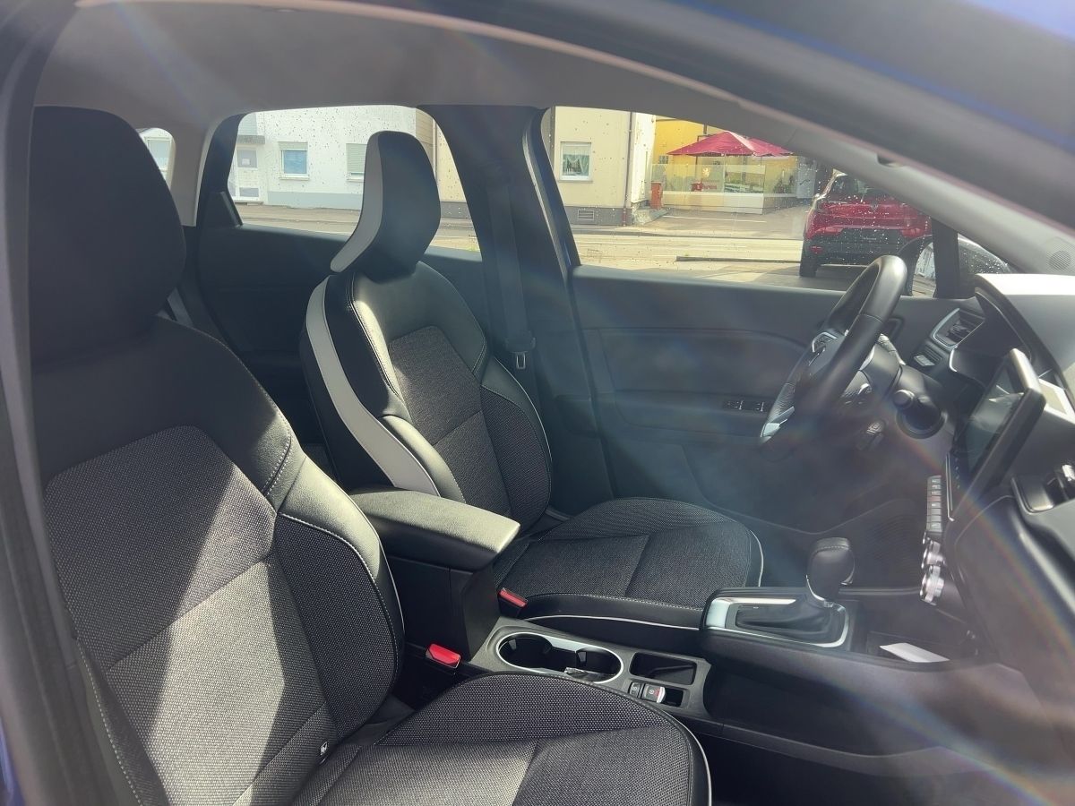 Fahrzeugabbildung Renault Captur INTENS TCe 140 EDC - mit KI generiert/bearbeitet