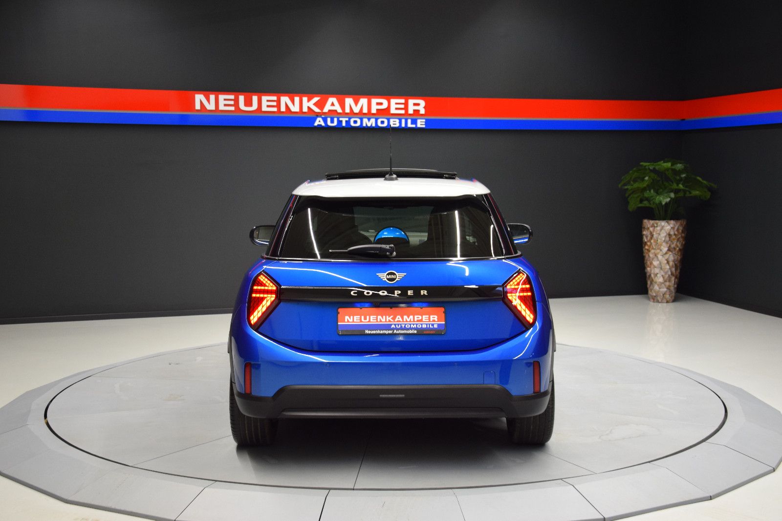 Fahrzeugabbildung MINI Cooper C Favoured Trim 5-Türen Paket-L Pano h/k