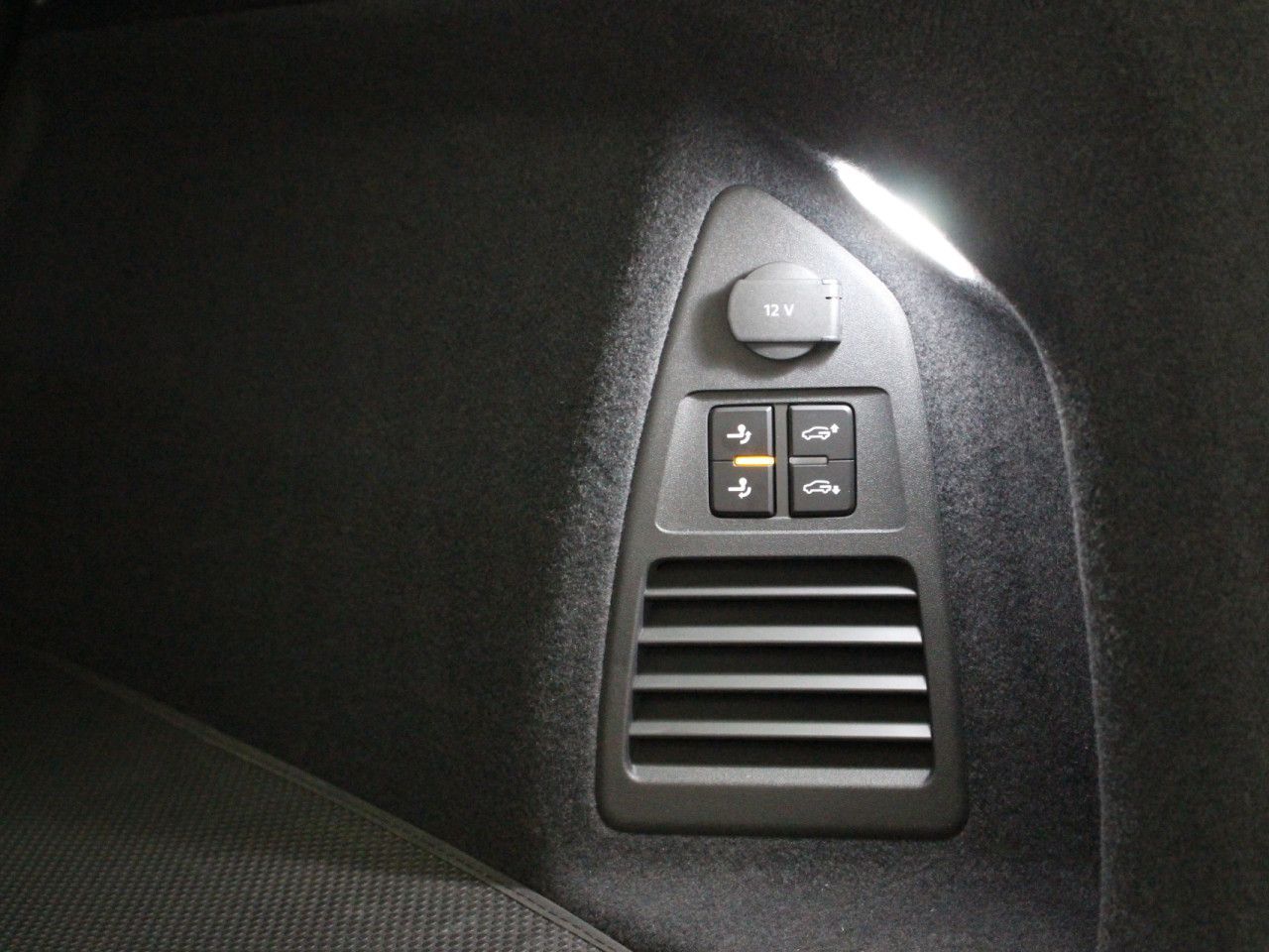 Fahrzeugabbildung Volkswagen Touareg 3,0 TDI SCR 4M R-LINE/AHK/Pano/St.Hz.