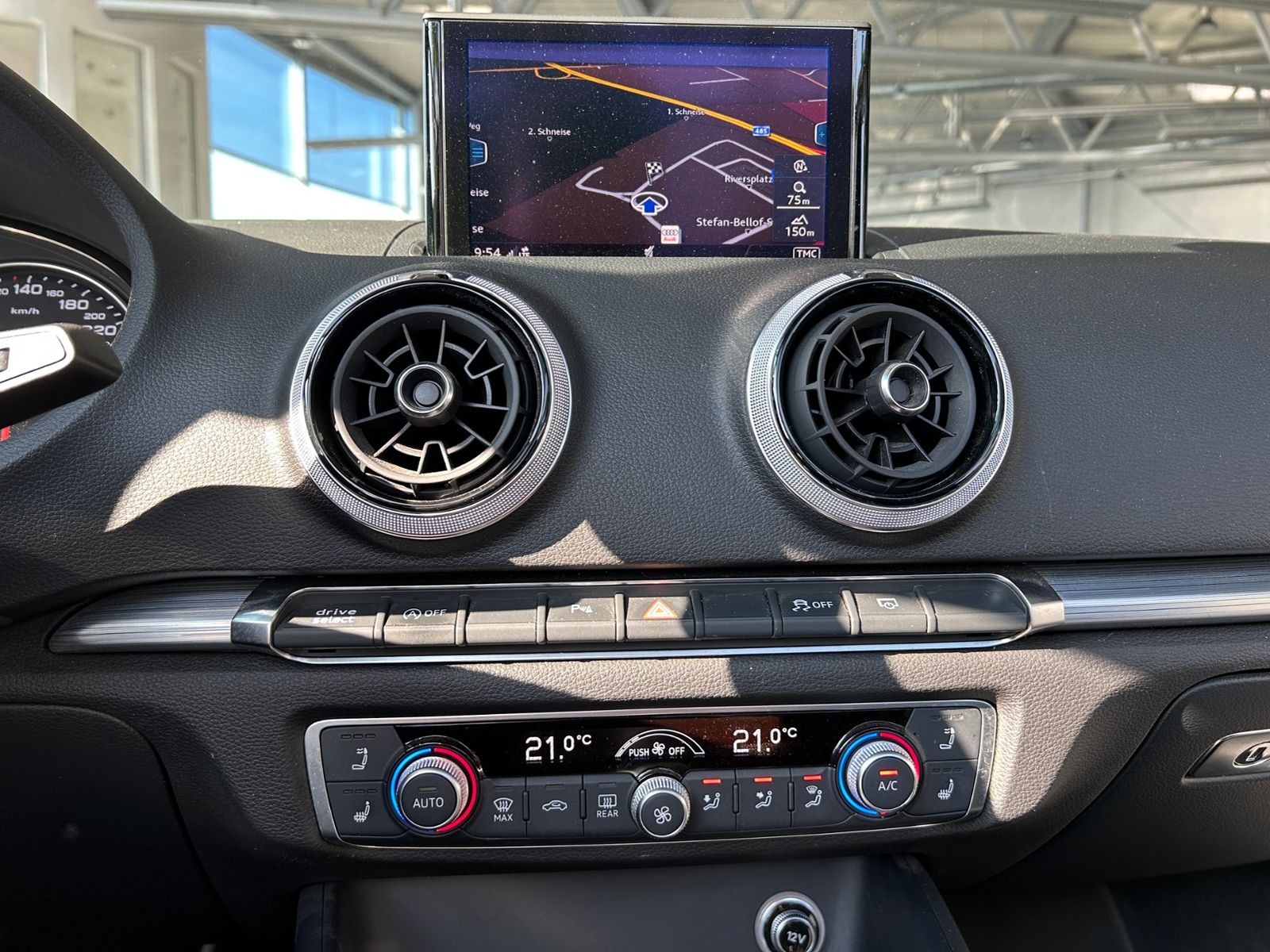 Fahrzeugabbildung Audi A3 Cabriolet 35 TFSI S line sport Nackenhz AHK L