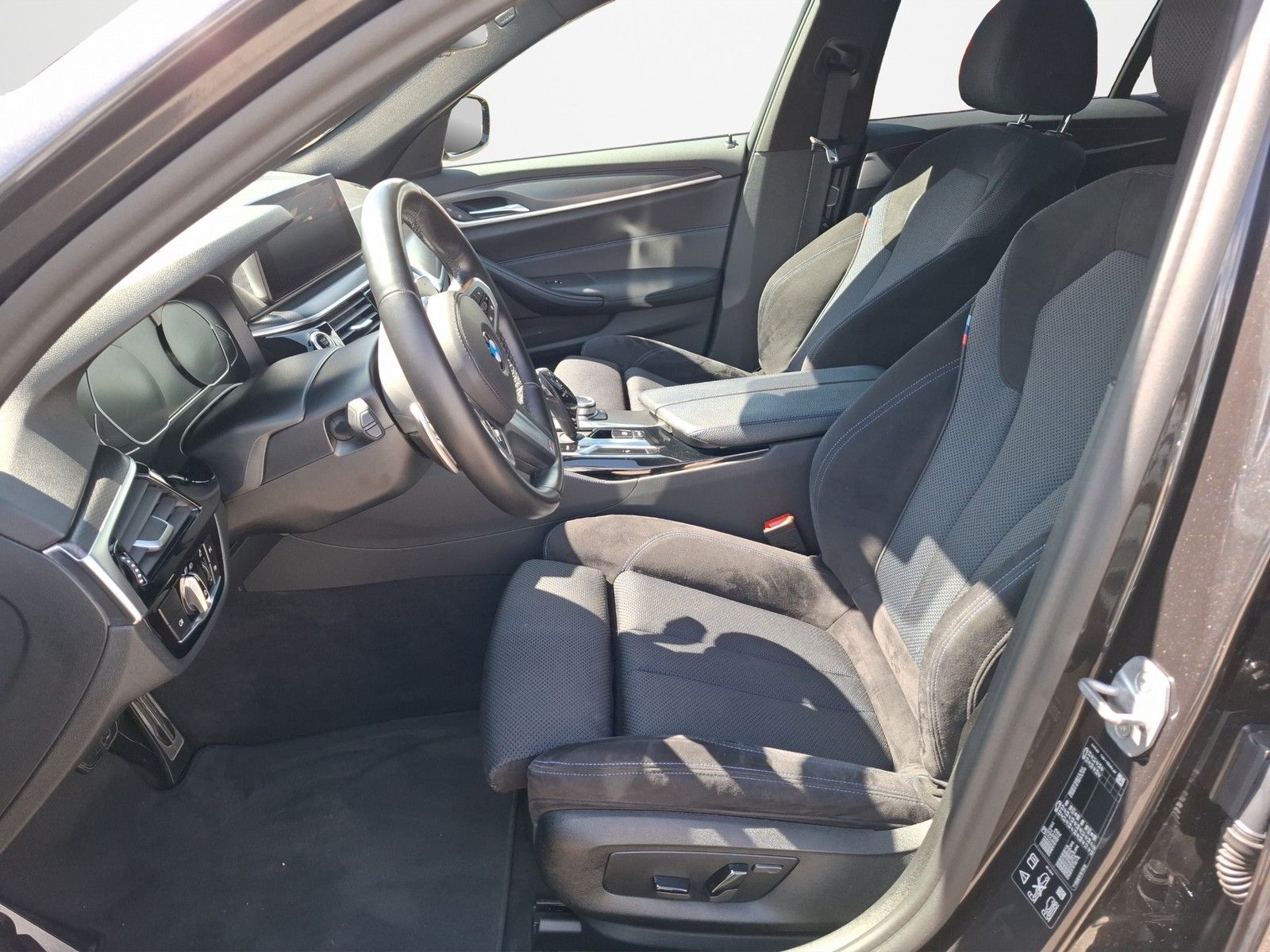 BMW 520 d xDrive M Sport AUTOMATIK / HEAD-UP / AHK / - Image 9