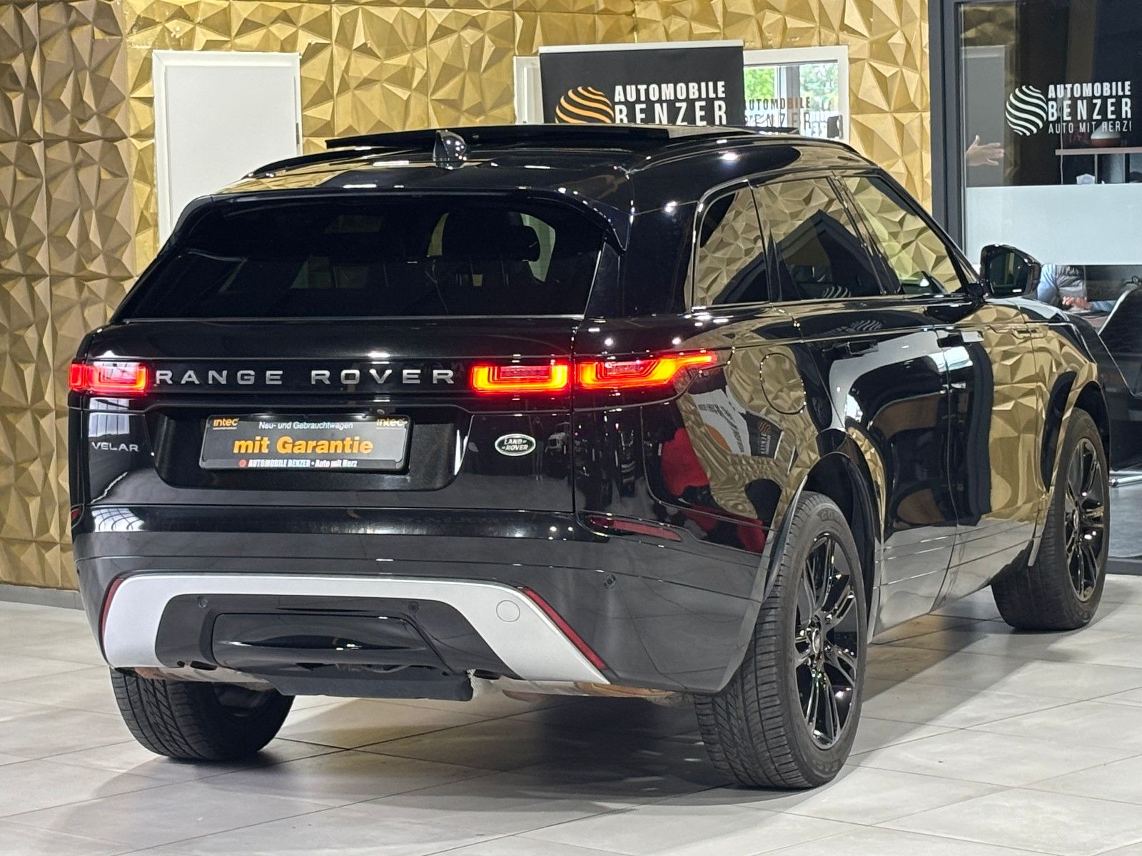 Fahrzeugabbildung Land Rover Range Rover Velar R-Dynamic SE/PANO/MEMORY/APPLE