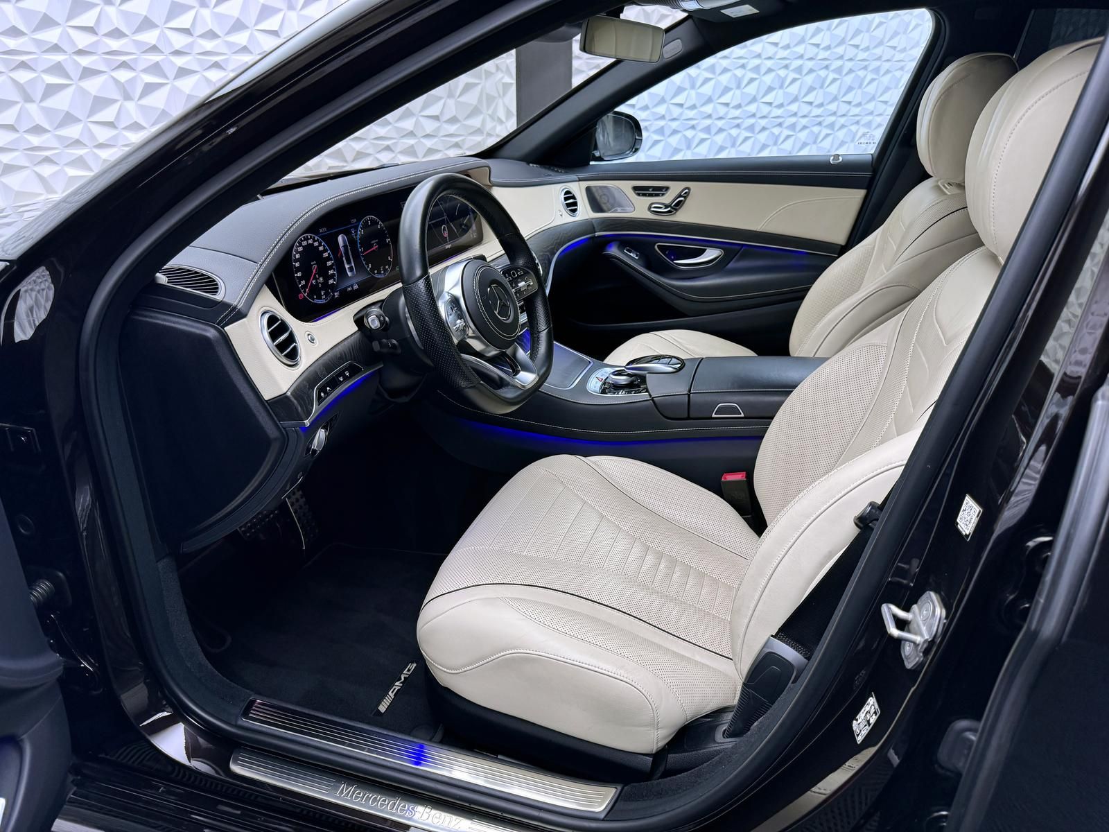 Fahrzeugabbildung Mercedes-Benz d AMG*4MATIC*LUFT*BURMESTER*STANDHEIZ*MASSAGE