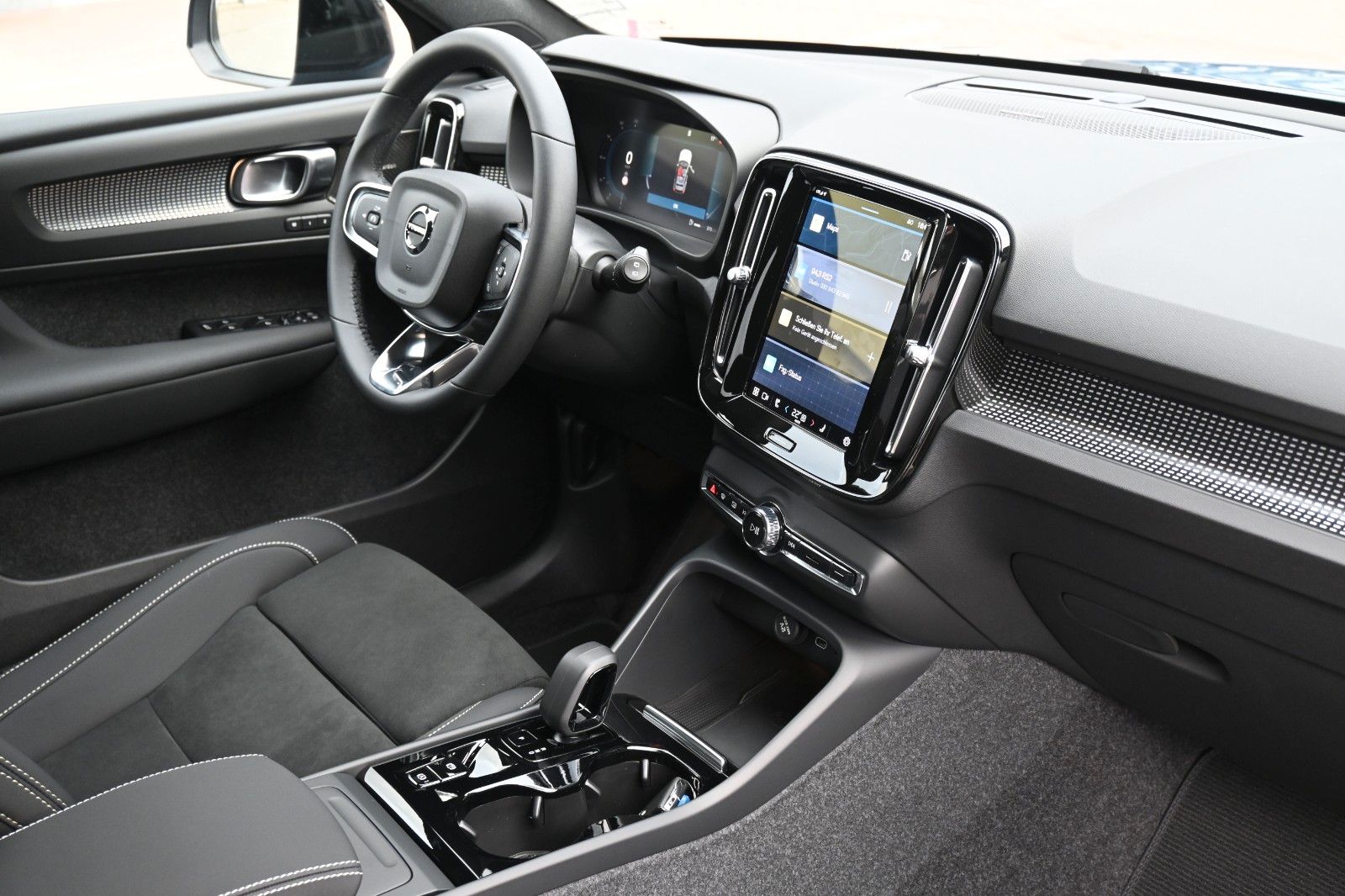 Fahrzeugabbildung Volvo XC40 B3 DSG Plus Dark*360°*ACC*AHK*Allwetter