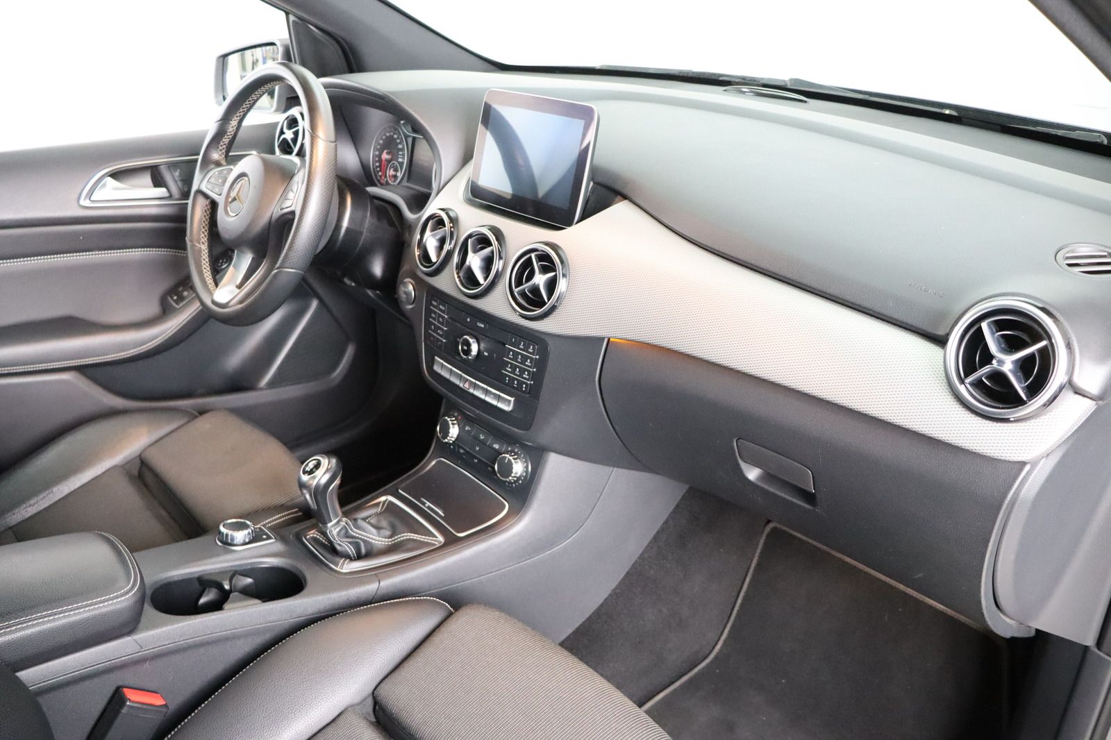 Fahrzeugabbildung Mercedes-Benz B 200 d Sports Tourer * LED * Pano * Edition Urb