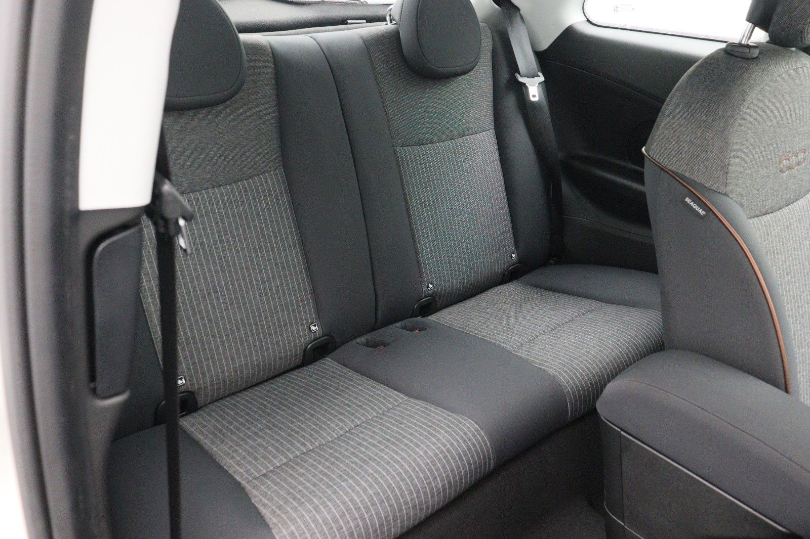 Fahrzeugabbildung Fiat 500E 3+1 Icon 42KWh Navigation Komfort-Paket