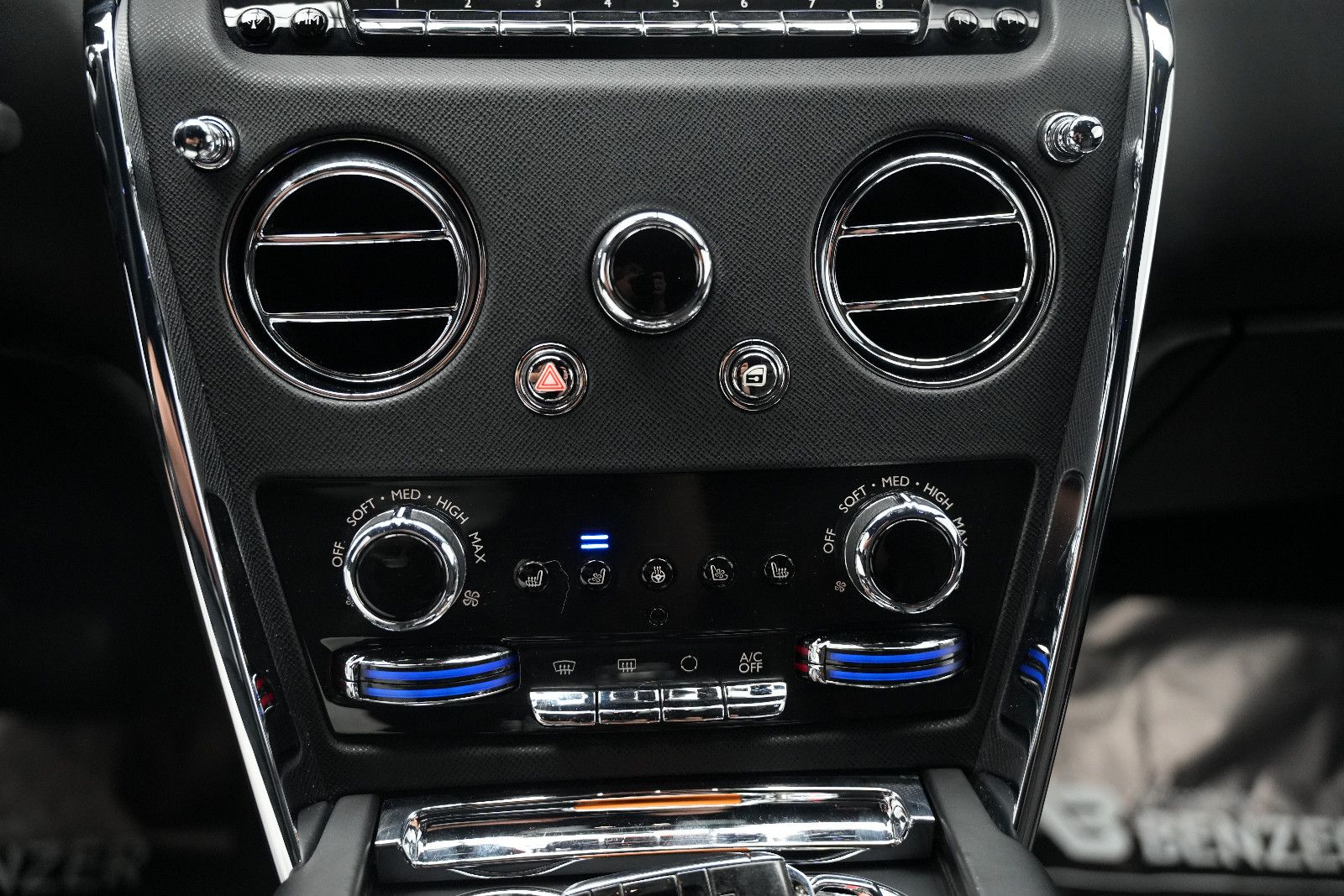 Fahrzeugabbildung Rolls-Royce Cullinan/NOVITEC/WIDEBODY/24''/FOND-TV/STERNEHIM