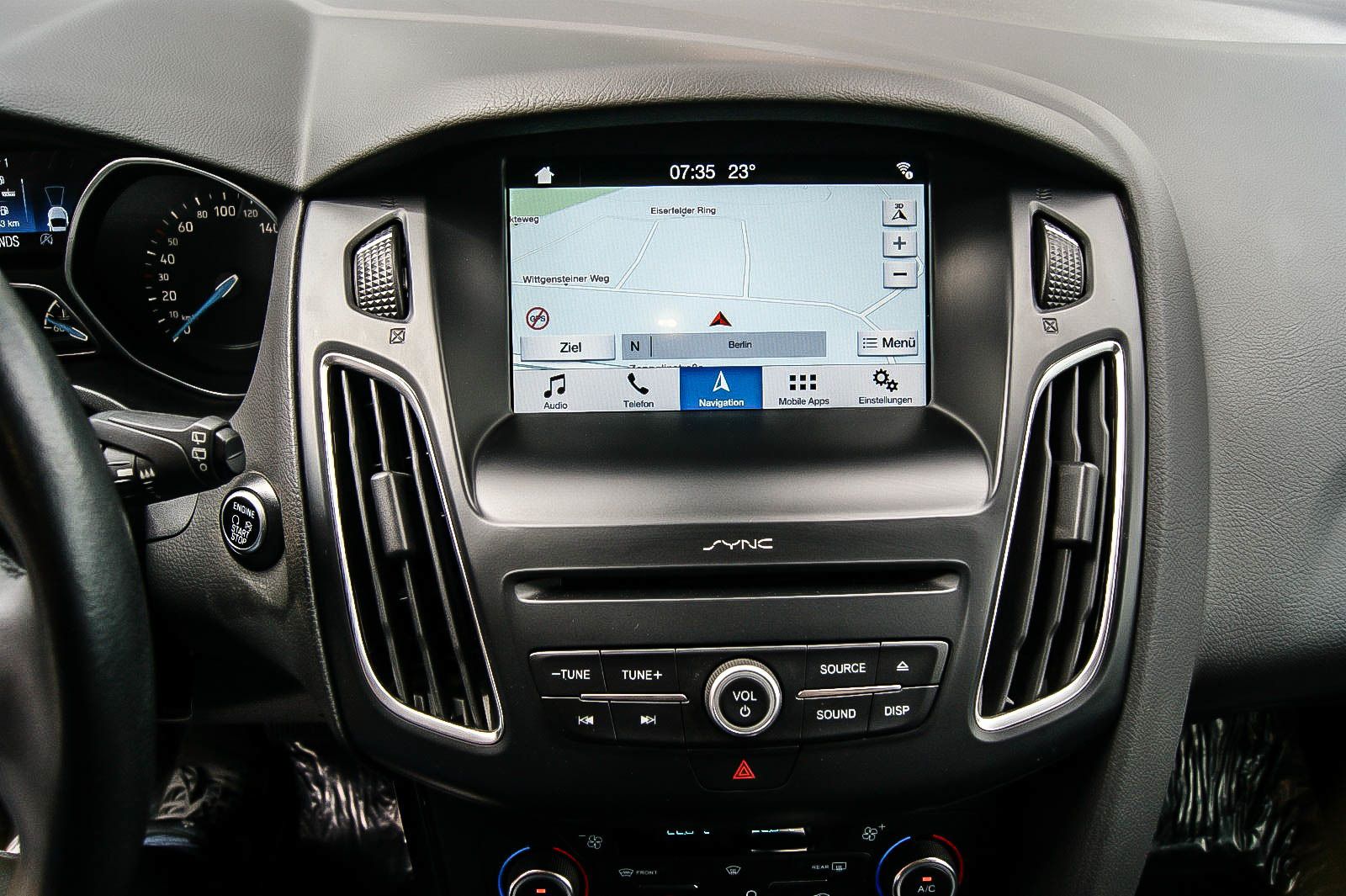 Fahrzeugabbildung Ford Focus Turnier 15 Auto LEDER RACEROT ACC STANDHZG