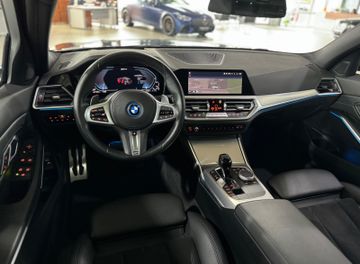 Fahrzeugabbildung BMW 330e xD M Sport Panorama Kamera HUD HiFi AHK 19"