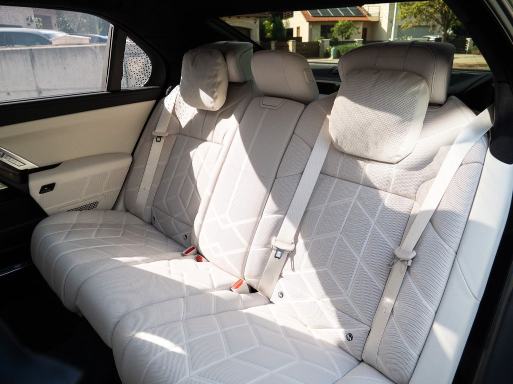 BMW M760 – 33 / 33