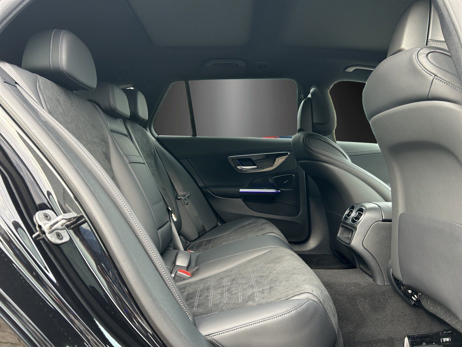 Fahrzeugabbildung Mercedes-Benz C 300 d T AMG Pano DISTRO AHK DigiLight 19"