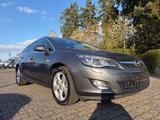 Opel Astra J Sports Tourer Sport - Opel Astra aus 2011: Sports Tourer